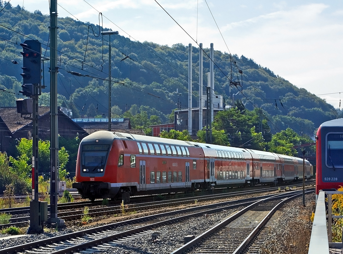 
Steuerwagen voraus fährt der RE 30  Main-Weser-Express  (Umlauf RE 4154), Verbindung  Frankfurt (Main) Hdf -  Gießen - Marburg Hbf - Treysa - Kassel Hbf, am 13.08.2014 in den Hbf Marburg an der Lahn ein. 