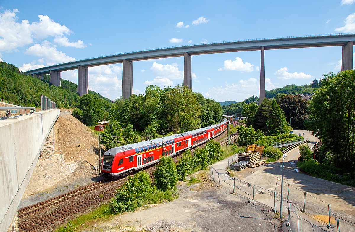 
Steuerwagen voraus (geschoben von einer 120.2er) rauscht der RE 9  Rhein-Sieg-Express  / rsx (Siegen - Köln - Aachen) am 05.06.2016 durch Siegen-Eiserfeld in Richtung Köln. 

Im Hintergrund die 105 m hohe Siegtalbrücke der A45 (Sauerlandlinie).