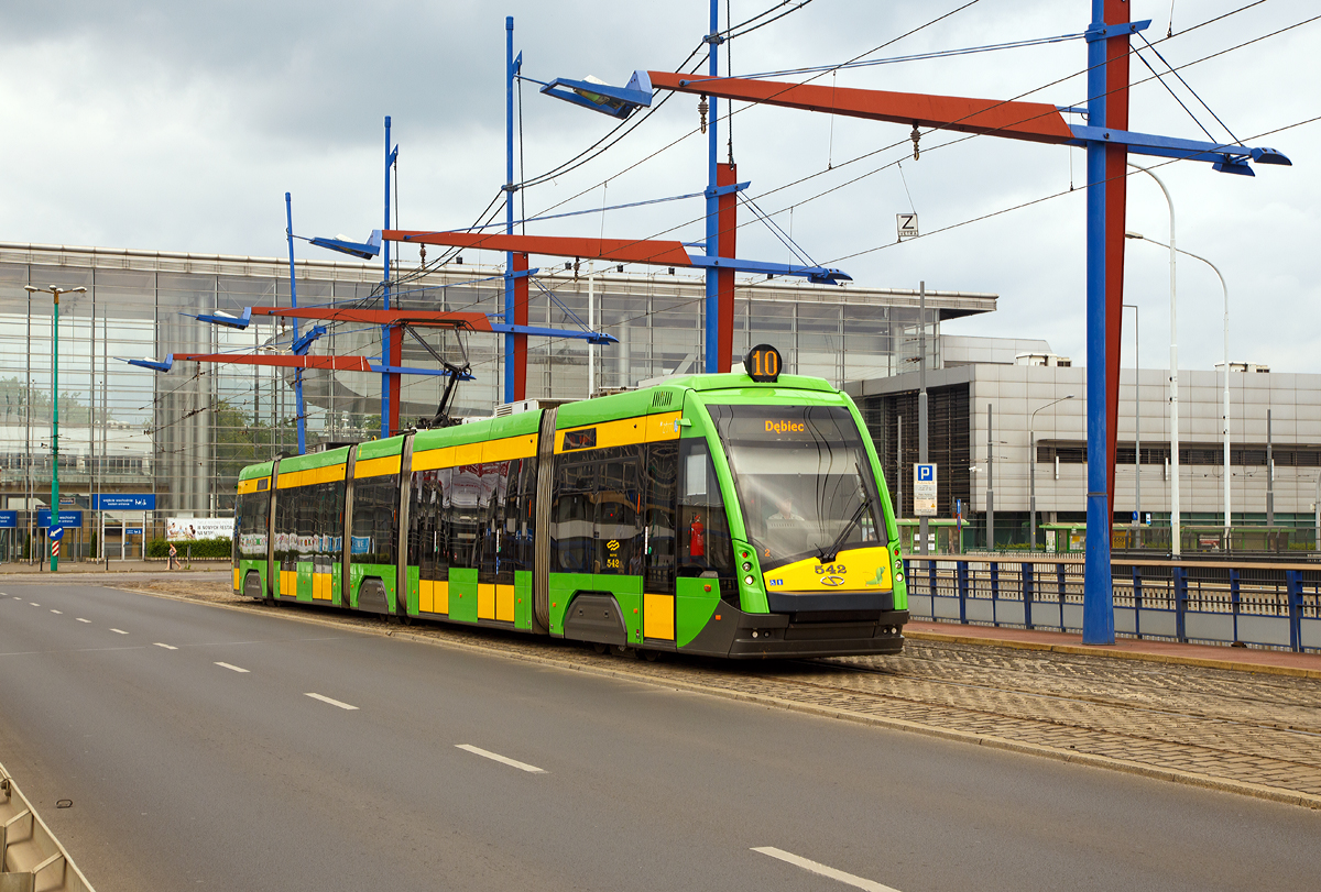 
Stra�enbahn Posen / Miejskie Przedsiębiorstwo Komunikacyjne w Poznaniu Sp. z o.o. (MPK Poznań Sp. z o.o.): Der Solaris Tramino Niederflur-Stra�enbahn-Gelenktriebwagen vom Typ S105p, MPK Triebwagen 542, als Line 10 nach Debiec, auf der most Dworcowy (Br�cke Dworcowy) �ber dem Hbf Posen (Poznań Gł�wny).

Tramino ist die Bezeichnung eines Niederflur-Stra�enbahn-Gelenktriebwagen-Typs des polnischen Herstellers von Omnibussen Solaris Bus & Coach. Der Solaris Tramino Poznań vom Typ S105p ist ein f�nfteiliges niederfluriges Einrichtungsfahrzeug in Multigelenk-Bauweise. Die beiden Fahrzeugendteile und das Mittelteil ruhen jeweils auf  den Rads�tzen, das 2. Und 4. Fahrzeugteil sind als S�nfte ein gehangen. An der in Fahrtrichtung gesehen rechten Seite sind insgesamt 6 T�ren, 2 einfach (750 mm breit, vorne und hinten), sowie 4 doppelfl�gelige (1.500 mm breit). F�r die Stra�enbahn in Posen hat Solaris von 2011 bis 2012 insgesamt 45 dieser 100prozentigen-Niederflur-Gelenkwagen vom Typ Tramino S105p gebaut und geliefert.

Der Multigelenkwagen Tramino Poznań bietet h�chsten Fahrkomfort und ber�cksichtigt unterschiedliche Bed�rfnisse der Fahrg�ste. Mit der Verwendung klassischer Rads�tze und ohne jegliche Stufen im Eingang und Inneren ist der Boden auf der gesamten L�nge des Fahrzeuges niedrig. Durch diese L�sung ist die Stra�enbahn bequem und f�r alle Fahrg�ste leicht zug�nglich. Der Tramino Poznań ist 32 Meter lang und 2,4 Meter breit. Er wurde in Doppelt�ren mit einer Breite von 1.500 mm ausgestattet, was einen effektiven Fahrgastfluss sogar w�hrend der Spitzenverkehrszeit erm�glicht. Die klimatisierte Stra�enbahn ist in 48 Sitzpl�tze ausgestattet und hat eine Kapazit�t von 229 Passagieren.

Solaris hofft, zuk�nftig mit Stra�enbahnfahrzeugen den gleichen Umsatz wie mit Omnibussen erzielen zu k�nnen. Zwar sind die zu erwartenden St�ckzahlen niedriger, daf�r aber die Kosten pro Einheit h�her. Hauptkonkurrent auf dem polnischen Markt ist das Unternehmen PESA in Bydgoszcz.


TECHNISCHE DATEN Solaris Tramino Typ S105p:
Nummerierung: MPK 515 bis 560
Gebaute St�ck f�r Posen: 45
Spurweite: 1.435 mm (Normalspur)
Achsfolge: Bo'2'Bo' (2 Triebfahrwerke, 1 Lauffahrwerk)
Anzahl der Wagenkastenteile: 5
Eigengewicht: 42,5 t
Gesamtl�nge: 32.026 mm
Wagenkastenbreite: 2.400 mm, innen maximal 2.195 mm
H�he �ber gesenkten Stromabnehmer: 3.760 mm
H�chstgeschwindigkeit: 70 km/h (Konstruktiv 80 km/h)
Anzahl und Leistung der Fahrmotoren (asynchron): 4 x 105 kW = 420 kW 
Netzspannung: 600 V DC (+120 V,-200 V)
Raddurchmesser: 620 mm (neu) /	540 mm (abgenutzt)
Kleinster befahrbarer Kurvenradius: 18 m
Fu�bodenh�he �ber Schienenoberkante: 350 mm
Niederfluranteil:100%
Sitzpl�tze: 48 (+5 Klappsitze)
Stehpl�tze:	181 (5 Personen/m�) 
Anzahl der Rollstuhlpl�tze:  2
Klimaanlage: Fahrerkabine und Fahrgastraum
vorgesehene Fahrzeuglebensdauer: 30 Jahre
Anzahl Einfacht�ren (Breite 750 mm): 2
Anzahl Doppelt�ren (Breite 1.500 mm): 4
