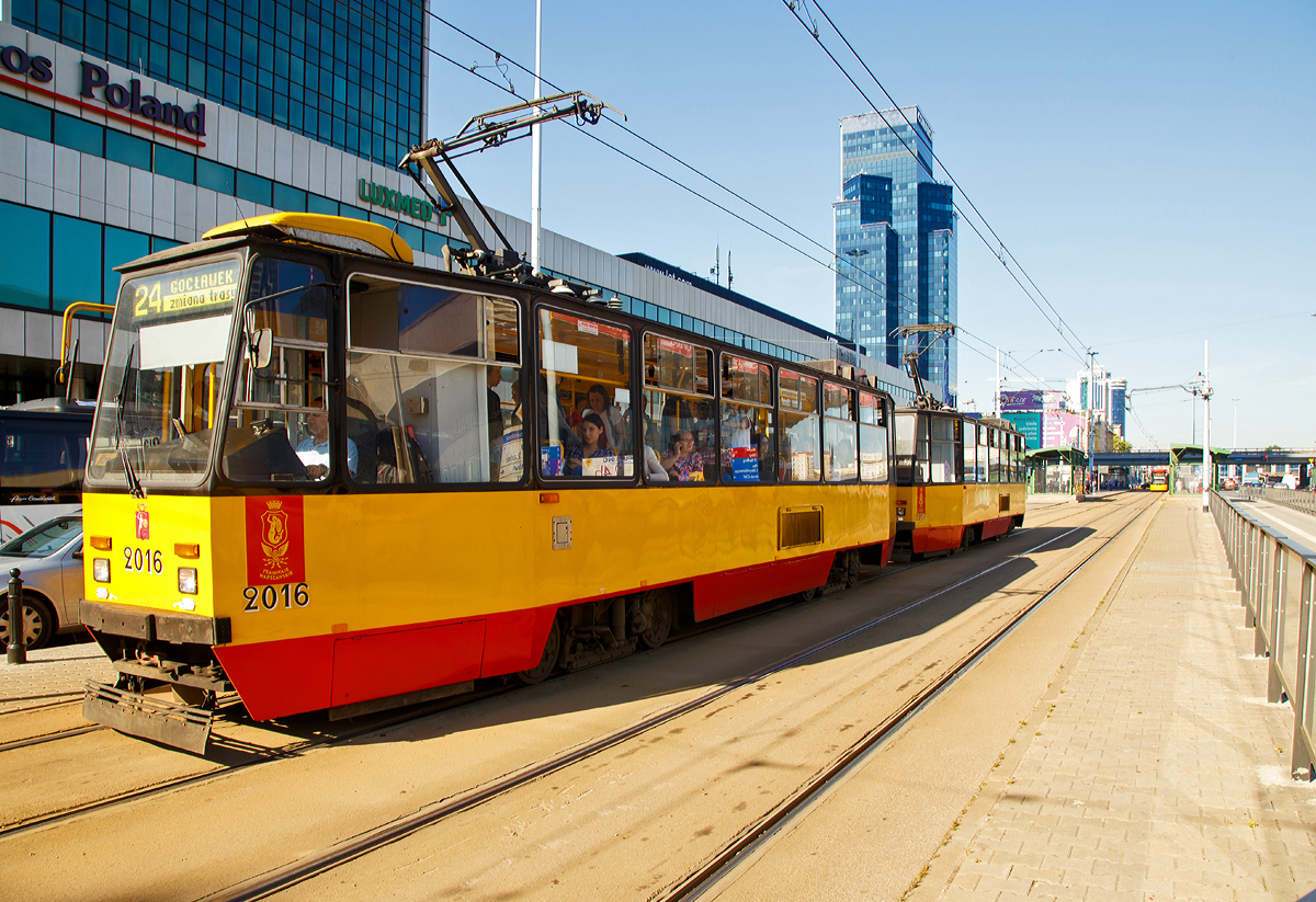 
Straßenbahn Warschau (Tramwaje Warszawskie): Vor dem Warschauer Zentralbahnhof (Warszawa Centralna) fahren am 27.06.2017 zwei modernisierte Konstal 105Ni (ex Konstal 105Na) in Doppeltraktion, als Linie 24.  Es sind die Triebwagen 2016 und 2017 der Tramwaje Warszawskie.

Der ursprünglicher Typ der beiden Triebwagen ist der Konstal 105Na, er ist ein polnischer Straßenbahn-Triebwagen in Großraumbauweise. Er verkehrt bei vielen polnischen Straßenbahnbetrieben. Der Triebwagen wurde für die Spurweiten 1.435 mm gebaut. Es gibt auch eine Variante in 1.000 mm Spurweite, dieser wird er als Konstal 805Na bezeichnet.

Der 105Na ist der bekannteste polnische Straßenbahn-Triebwagen. Von 1974 bis 1994 wurde der 105Na serienmäßig von Konstal (heute Alstom Konstal S. A.) in Chorzów hergestellt. Die erste Serie der Baureihe hatte die Bezeichnung 105N. Diese nächsten Serien wurden modifiziert, dabei wurde die Elektrik neu angeordnet und der Führerstand samt Steuerkonsole verbessert. So bekam der 105N den heutigen Namen 105Na.

Ursprünglich hatte der 105Na kleine Scheiben über den Eingängen und rund um den Führerstand. Diese kleinen Scheiben wurden letztendlich komplett entfernt. Gründe dafür waren u. a. der Sicherheitsaspekt und dass die kleinen Scheiben als überflüssig galten. Im Laufe der Zeit wurden auch kleine Modernisierungen durch die einzelnen Stadtbetriebe durchgeführt, die später auch in der Produktion übernommen wurden. Es gab nebenbei viele Projekte und Prototypen bezüglich des 105Na, von diesen jedoch die meisten nie durchgeführt oder nur in kleiner Stückzahl produziert wurden. Der 105Na wurde in einer Stückzahl von 1.443 Stück (davon über 500 Stück für Warschau) produziert und die Meterspur-Version 805Na in einer Stückzahl von 691 Stück. Am 805Na wurden dieselben Veränderungen durchgeführt wie beim 105Na. Die beiden Straßenbahn-Triebwagen unterscheiden sich nur durch das Fahrgestell voneinander.

Die Steuerung erfolgt durch zwei Pedale unter der Steuerkonsole. Während das rechte Pedal für die Beschleunigung sorgt, ist das linke für das Bremsen zuständig. Neben den zwei Steuerpedalen befindet sich zudem ein weiteres Pedal, die Notbremse. Das Betätigen der Notbremse aktiviert die Trommelbremsen, Arbeitsbremsen und das äußere Läutsignal. Bei manchen modernisierten 105Na-Bahnen wurde die Steuerung von der Pedal- auf Handsteuerung umgerüstet (105Nk2000, 805NM) und das Notbremspedal wurde nicht entfernt.

Die einzelnen Stadtbetriebe modernisierten und modernisieren den 105Na ständig. So werden zum Beispiel neue Türen, Führerstände, Steuerungen, äußere Veränderungen, Betriebsarten, Motorentypen oder die Innenraumausstattung verbessert und modernisiert. Im Endeffekt erhalten die Betriebe moderne Straßenbahnen in alter Konstruktion. Es gibt nebenbei Ausrüstungsfirmen, die sich auf eine Modernisierung des 105Na spezialisiert haben. Hier in der Modernisierungsvariante 105Ni wurden erstmals IGBT-Transistoren und neue Gleichstrom-Motoren vom Typ LTd-220 verbaut. In dieser Variante wurden 28 Triebwagen in Warschau umgerüstet.

TECHNISCHE DATEN (Konstal 105Ni Warschau):
Anzahl:  28
Umbaujahre:  ab 2012
Achsformel: Bo’Bo’
Spurweite:  1.435 mm (Normalspur)
Länge:  13.500 mm
Drehzapfenabstand: 6.000 mm
Achsabstand im Drehgestell: 1.900 mm
Drehgestellt: 2NNf
Breite: 2.400 mm
Höhe: 3.060
Eigengewicht: 17,5 t
Betriebsart:  Einrichtungsfahrzeug (Hochflur)
Motoren: 4 DC-Motoren vom Typ LTd-220
Leistung: 4 x 41,5 kW (166 kW)
Höchstgeschwindigkeit: 70 km/h
Stromsystem: 600 V DC
Sitzplätze:  18
Stehplätze:  107
Fußbodenhöhe:  910 mm
