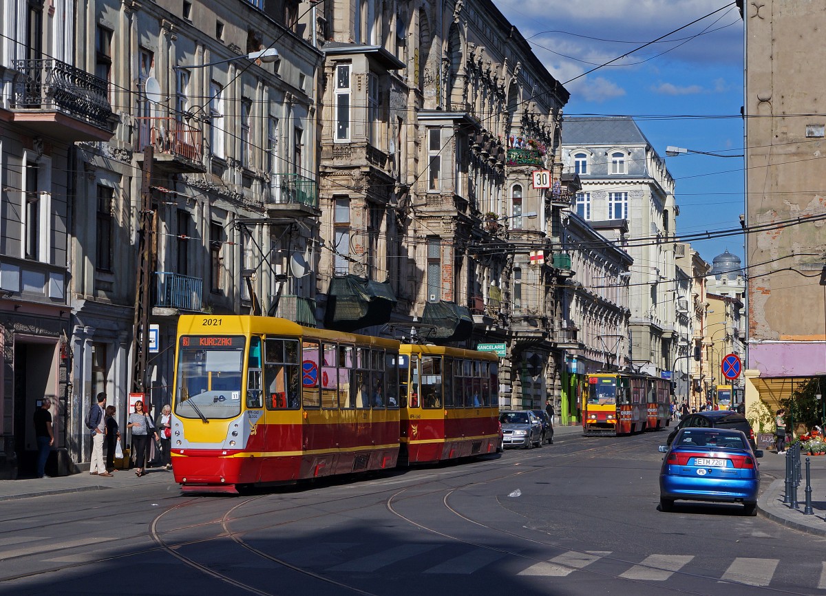STRASSENBAHNBETRIEBE IN POLEN Strassenbahn LODZ Die modernisierten Konstalwagen 805Na in Doppeltraktion aufgenommen in der Altstadt am 20. August 2014.
Foto: Walter Ruetsch 