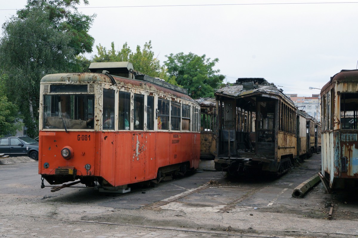 STRASSENBAHNBETRIEBE IN POLEN
Historische Strassenbahn in BRESLAU
Die am 19. August 2014 in Breslau per Zufall entdeckten Strassenbahnen warten im Freien abgestellt auf die Aufarbeitung. Auf die Breslauer Strassenbahnfreunde wartet somit noch viel Arbeit.  
Foto: Walter Ruetsch