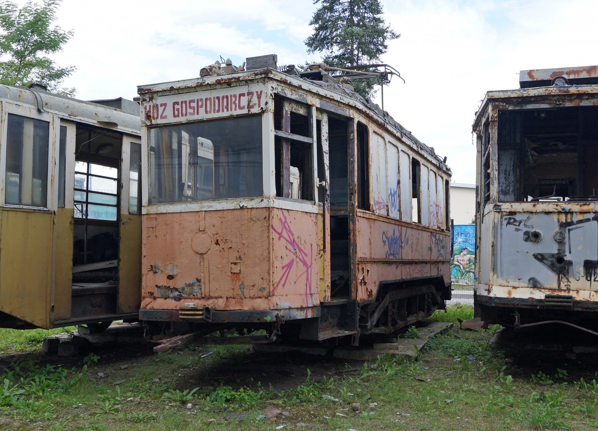 STRASSENBAHNBETRIEBE IN POLEN
Historische Strassenbahn in BRESLAU
Die am 19. August 2014 in Breslau per Zufall entdeckten Strassenbahnen warten im Freien abgestellt auf die Aufarbeitung. Auf die Breslauer Strassenbahnfreunde wartet somit noch viel Arbeit.  
Foto: Walter Ruetsch