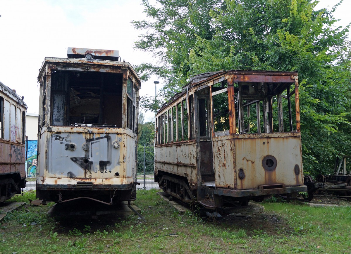 STRASSENBAHNBETRIEBE IN POLEN
Historische Strassenbahn in BRESLAU
Die am 19. August 2014 in Breslau per Zufall entdeckten Strassenbahnen warten im Freien abgestellt auf die Aufarbeitung. Auf die Breslauer Strassenbahnfreunde wartet somit noch viel Arbeit.  
Foto: Walter Ruetsch