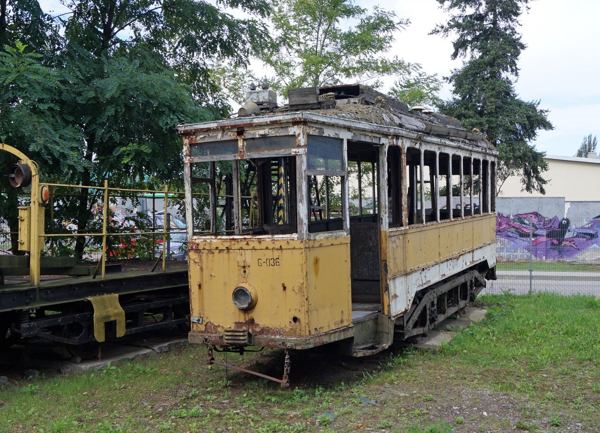 STRASSENBAHNBETRIEBE IN POLEN
Historische Strassenbahn in BRESLAU
Die am 19. August 2014 in Breslau per Zufall entdeckten Strassenbahnen warten im Freien abgestellt auf die Aufarbeitung. Auf die Breslauer Strassenbahnfreunde wartet somit noch viel Arbeit.  
Foto: Walter Ruetsch
