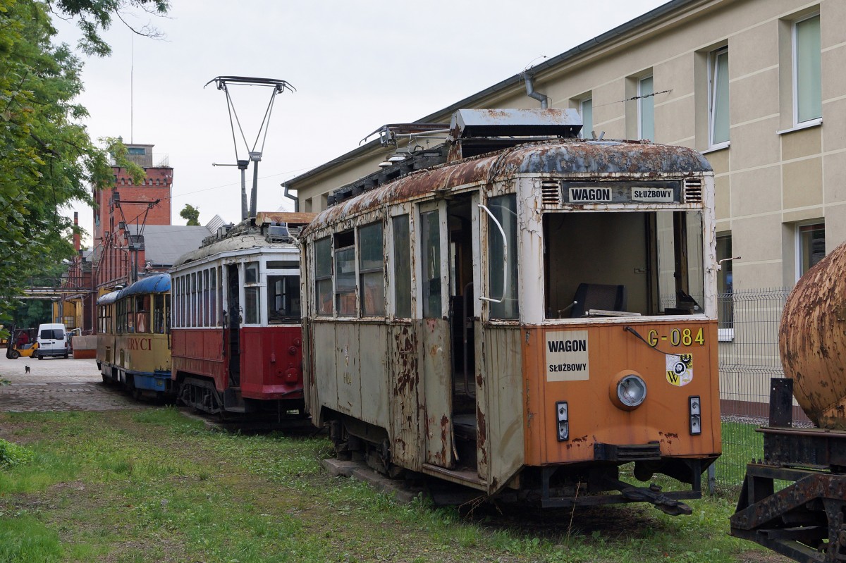 STRASSENBAHNBETRIEBE IN POLEN
Historische Strassenbahn in BRESLAU
Die am 19. August 2014 in Breslau per Zufall entdeckten Strassenbahnen warten im Freien abgestellt auf die Aufarbeitung. Auf die Breslauer Strassenbahnfreunde wartet somit noch viel Arbeit.  
Foto: Walter Ruetsch