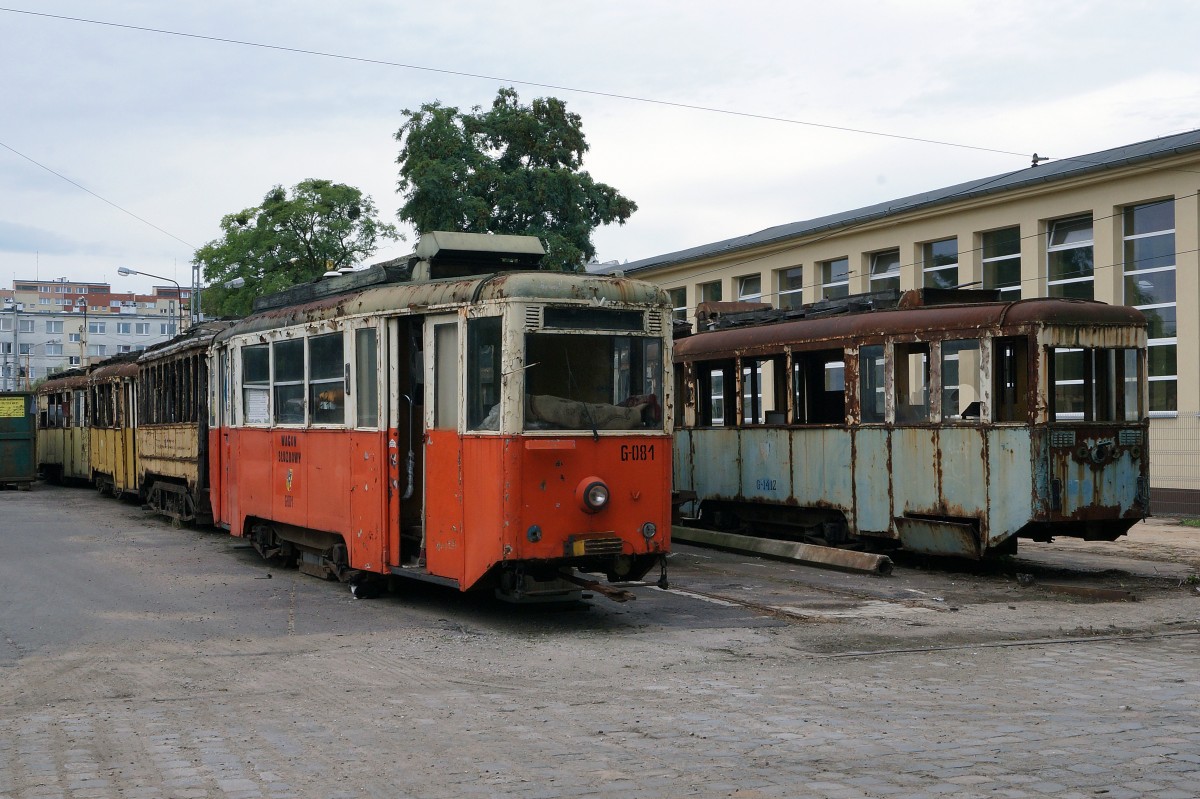 STRASSENBAHNBETRIEBE IN POLEN
Historische Strassenbahn in BRESLAU
Die am 19. August 2014 in Breslau per Zufall entdeckten Strassenbahnen warten im Freien abgestellt auf die Aufarbeitung. Auf die Breslauer Strassenbahnfreunde wartet somit noch viel Arbeit.  
Foto: Walter Ruetsch