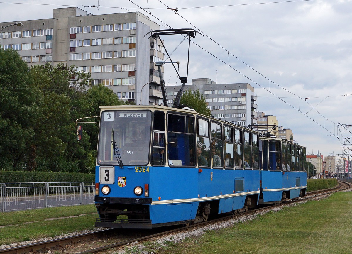 STRASSENBAHNBETRIEBE IN POLEN
Strassenbahn BRESLAU 
Trotz der Inbetriebnahme von neuen Niederflurgelenkwagen bilden auch heute noch immer die alten polnischen Triebwagen aus dem Hause Konstal das R�ckgrat der meisten Strassenbahnbetriebe. 
Motorwagen 2524 des Typs Konstal 105N in Doppeltraktion aufgenommen am 19. August 2014.
Foto: Walter Ruetsch  