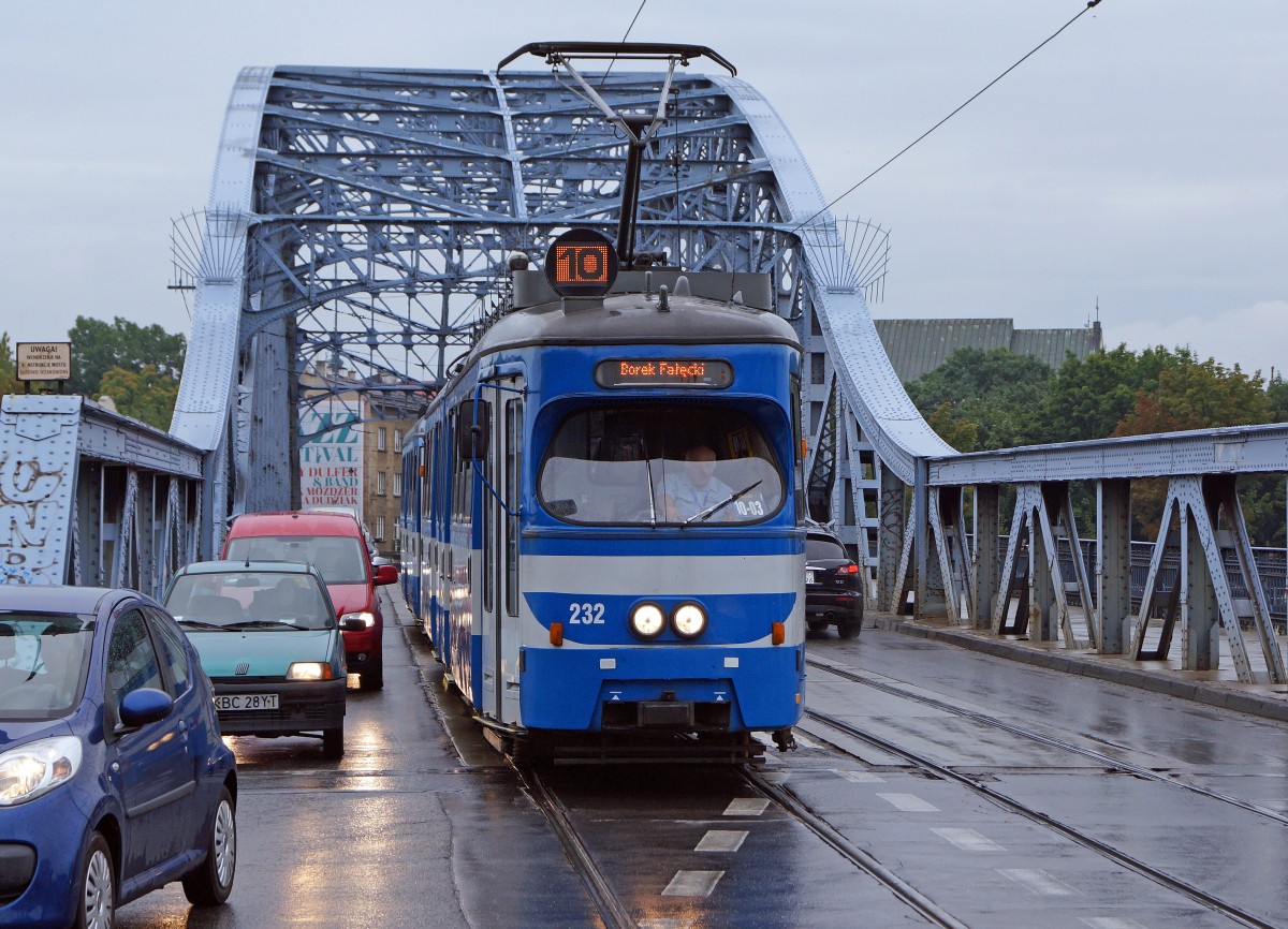 STRASSENBAHNBETRIEBE IN POLEN
Strassenbahn KRAKAU
Auf dem Strassenbahnnetz sind auch Gebrauchtwagen aus Wien, Düsseldorf und Nürnberg zu sehen. An einigen Fahrzeugen wurden gar noch Umbauten vorgenommen. Motorwagen 232 mit Beiwagen aufgenommen am 13. August 2014.  
Foto: Walter Ruetsch 