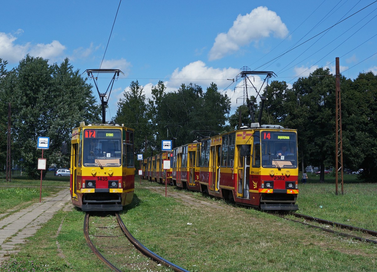 STRASSENBAHNBETRIEBE IN POLEN
Strassenbahn LODZ 
Trotz der Inbetriebnahme von neuen Niederflurgelenkwagen bilden auch heute noch immer die alten polnischen Triebwagen aus dem Hause Konstal das R�ckgrat der meisten Strassenbahnbetriebe. 
Zusammentreffen von Tramz�gen des Typs Konstal 805Na auf der Endhaltestelle der Linien 8, 12 und 14 am 20. August 2014.  
Foto: Walter Ruetsch