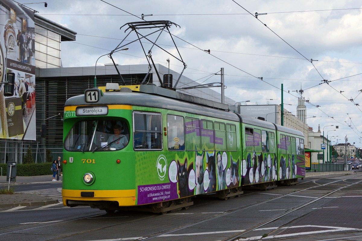 STRASSENBAHNBETRIEBE IN POLEN
Strassenbahn POSEN
Auf dem Strassenbahnnetz sind auch Gebrauchtwagen aus D�sseldorf und Frankfurt am Main zu sehen. D�wag GT8 701 ex D�sseldorf mit Werbeaufschrift aufgenommen am 16. August 2014.  
Foto: Walter Ruetsch 