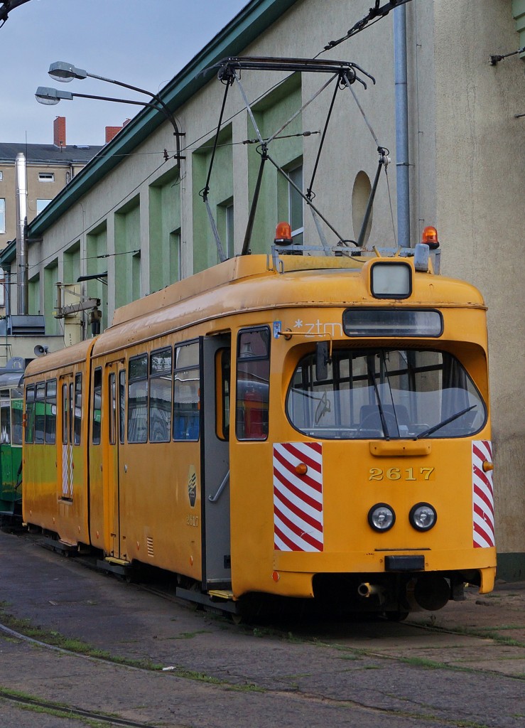STRASSENBAHNBETRIEBE IN POLEN
Strassenbahn POSEN
Auf dem Strassenbahnnetz sind auch Gebrauchtwagen aus Düsseldorf und Frankfurt am Main zu sehen. Am 16. August 2014 konnte der Dienstwagen 2617 ex Frankfurt am Main (1963) fotografiert werden. Seit ca. 2000 gehört er zum Bestand der Städtischen Verkehrsbetriebe Posen. Durch den Umbau zum Diensttriebwagen wurde aus dem GT8 eine GT6.  
Foto: Walter Ruetsch