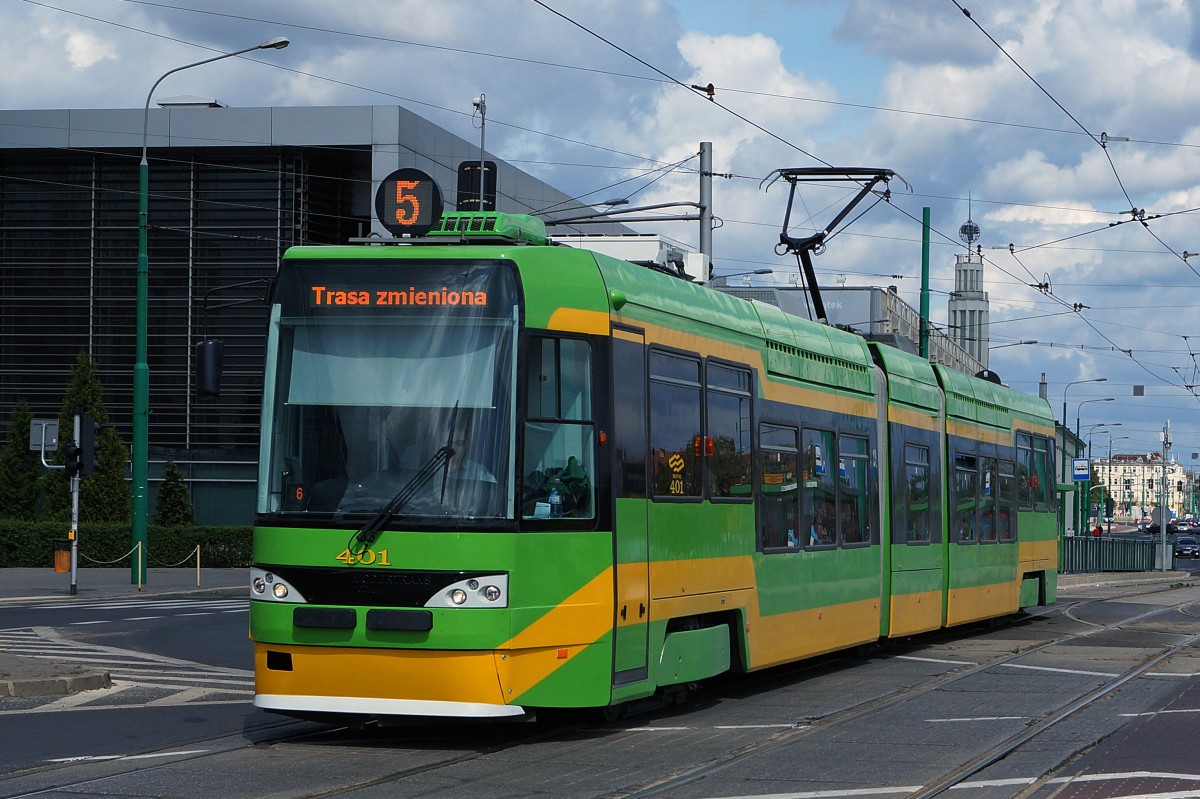 STRASSENBAHNBETRIEBE IN POLEN
Strassenbahn POSEN
Der Tatra RT6N1 Wagen 401 der Linie 5 aufgenommen am 17. August 2014.  
Foto: Walter Ruetsch 