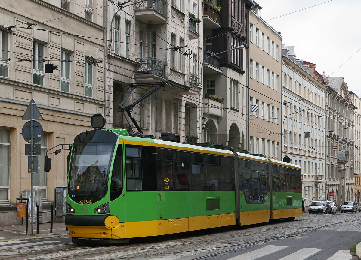 STRASSENBAHNBETRIEBE IN POLEN
Strassenbahn POSEN
Die Moderus Beta-Wagen 424 aus zwei alten Konstal 105N-Wagen verbunden mit einem niederflurigem Mittelteil, aufgenommen am 16. August 2014.  
Foto: Walter Ruetsch 