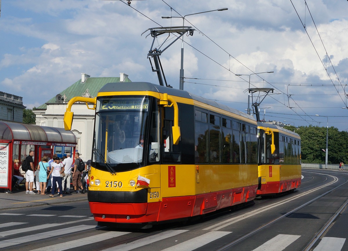STRASSENBAHNBETRIEBE IN POLEN
Strassenbahn WARSCHAU
Motorwagen 2150 des Typs FPS 123N in Doppeltraktion aufgenommen am 15. August 2014. Am Nationalfeiertag wurden s�mtliche Strassenbahnen mit der polnischen Nationalflagge geschm�ckt.  
Foto: Walter Ruetsch 