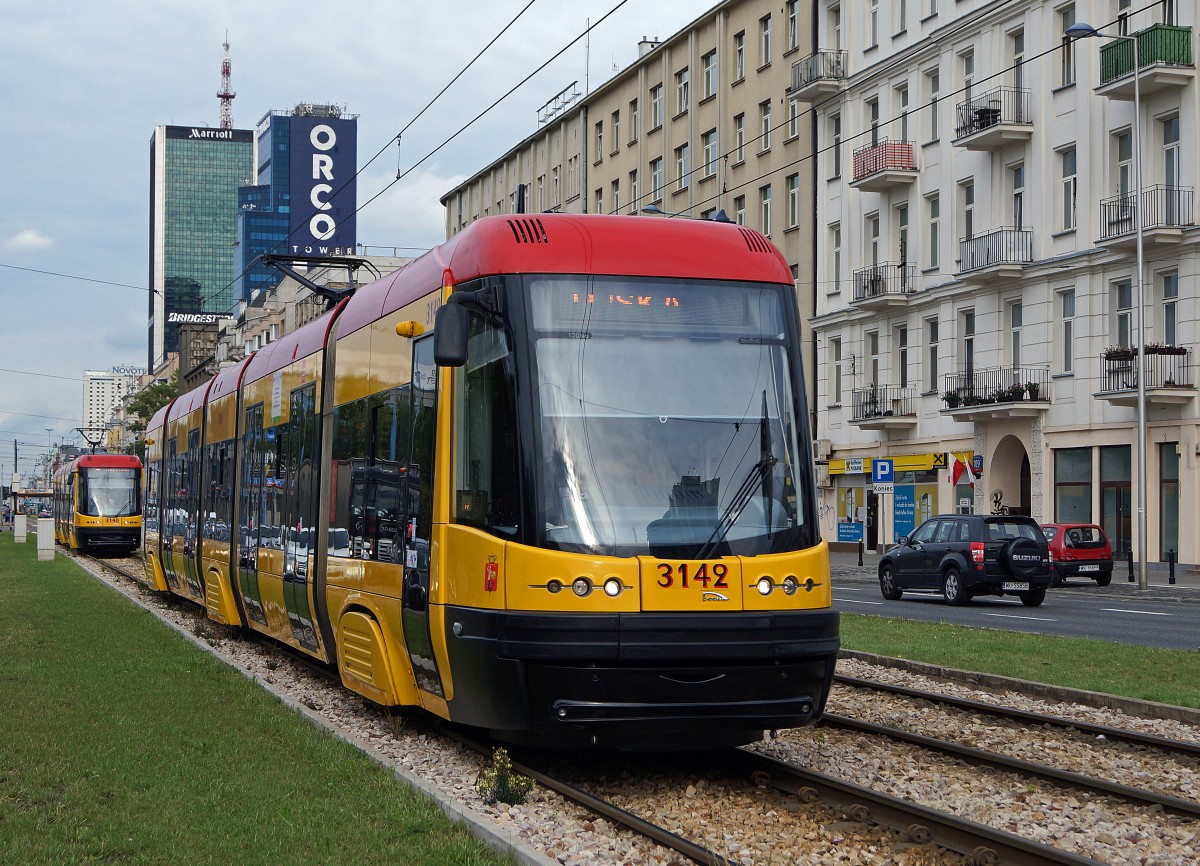 STRASSENBAHNBETRIEBE IN POLEN
Strassenbahn WARSCHAU
Niederflurgelenkwagen Nr. 3142  des Typs PESA 120 Na
aufgenommen am 14. August 2014 
Foto: Walter Ruetsch 