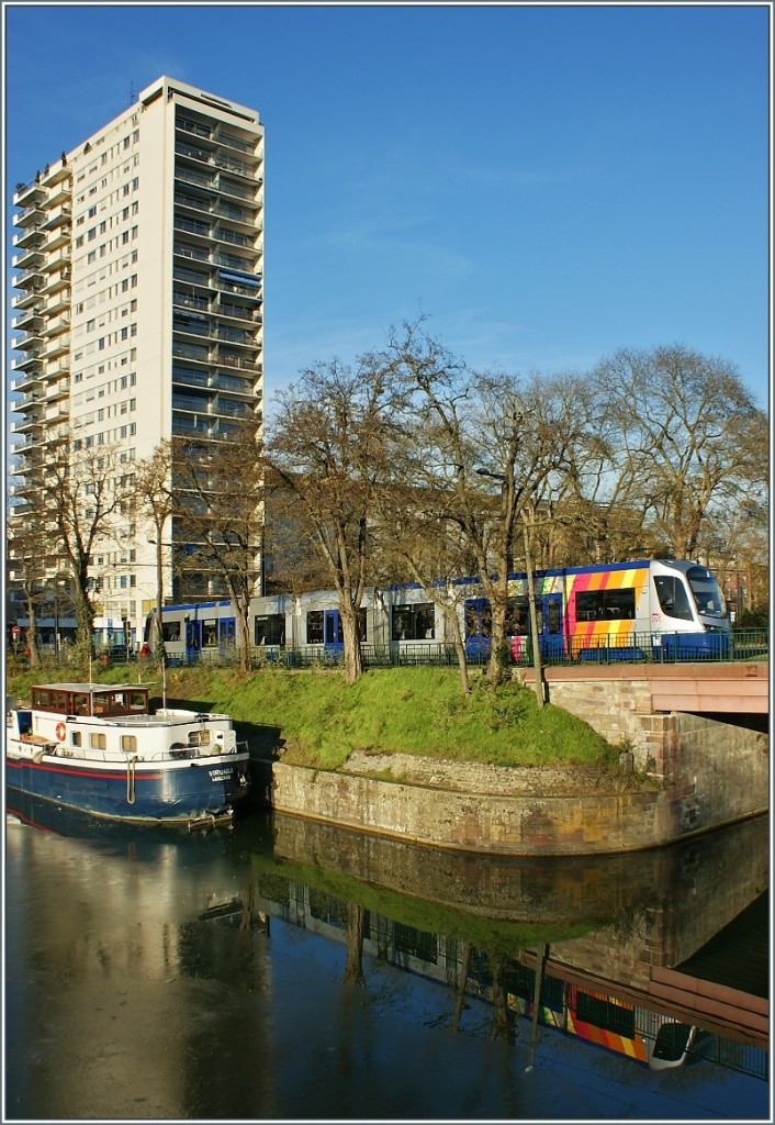 Strassenbahnverkehr am Rhone-Rhein-Kanal in Mulhouse.
(10.12.13)