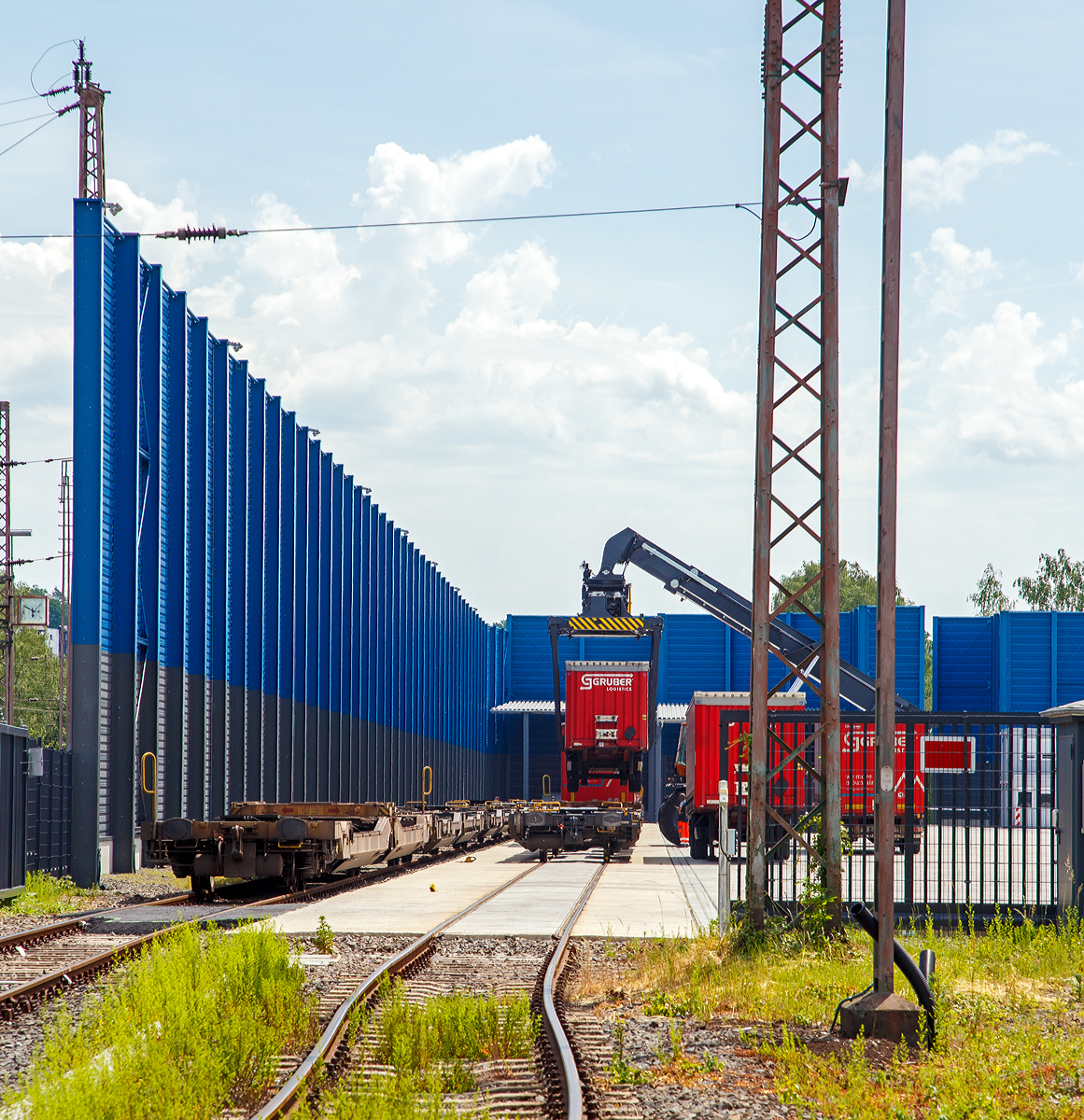 S�dwestfalen Container-Terminal GmbH (SWCT), Kreuztal Ubf, den 03.06.2019:
Ein KLV-Zug, bestehend Gelenk-Taschenwagen der Gattung Sdggmrs (Typ T3000e),  wird mittels Reachstacker beladen. Abends geht der Zug dann in Richtung Verona Quadrante Europa los.