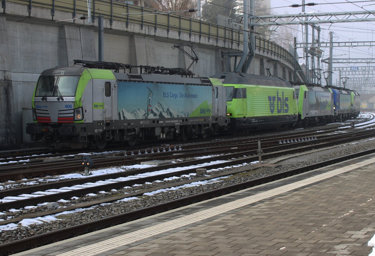 Summe in Spiez am 1.Jänner 2025: 475+465+485+193+475=ganz viel und eine Lokzug in Spiez mit 475 406 an der Spitze. Weil es friert, haben ale Loks ein Pantograf gehoben zur Vermeidung von Frostschaden.