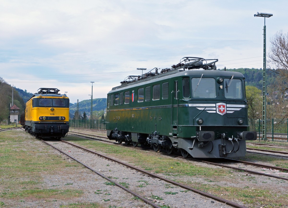 SVG: Zwei Leihgaben von verschiedenen L�ndern vor der Museumshalle der Eisenbahn Erlebniswelt Horb am Neckar am 25. April 2015. Dabei handelt es sich um die erste Ae 6/6 Kantonslok 11401  TICINO  (Prototyp, 1952) aus der Schweiz und die 1315 (1956) aus den Niederlanden die bald durch einen andern Loktyp ausgewechselt werden soll.
Foto: Walter Ruetsch 
