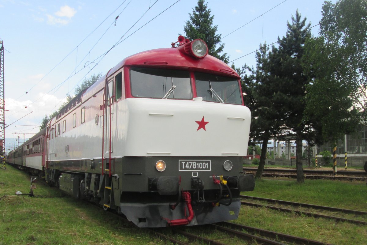 T478 1001 steht mit ein Sonderzug am 30 Mai 2015 in Vrutky Nakladi Stanica.