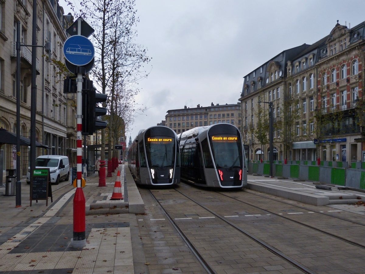 Testphase des n�chsten Abschnitts der Stra�enbahn der Stadt Luxemburg, zwischen dem Hauptbahnhof und der St�ereplaz. 2 Fahrzeuge der Stra�enbahn im Regelbetrieb, stehen an der letzten Haltestelle  Place de Paris  vor dem Hauptbahnhof von Luxemburg, bis zum 13.12.2020 werden noch keine Fahrg�ste mitgenommen. 02.12.2020 (Hans)