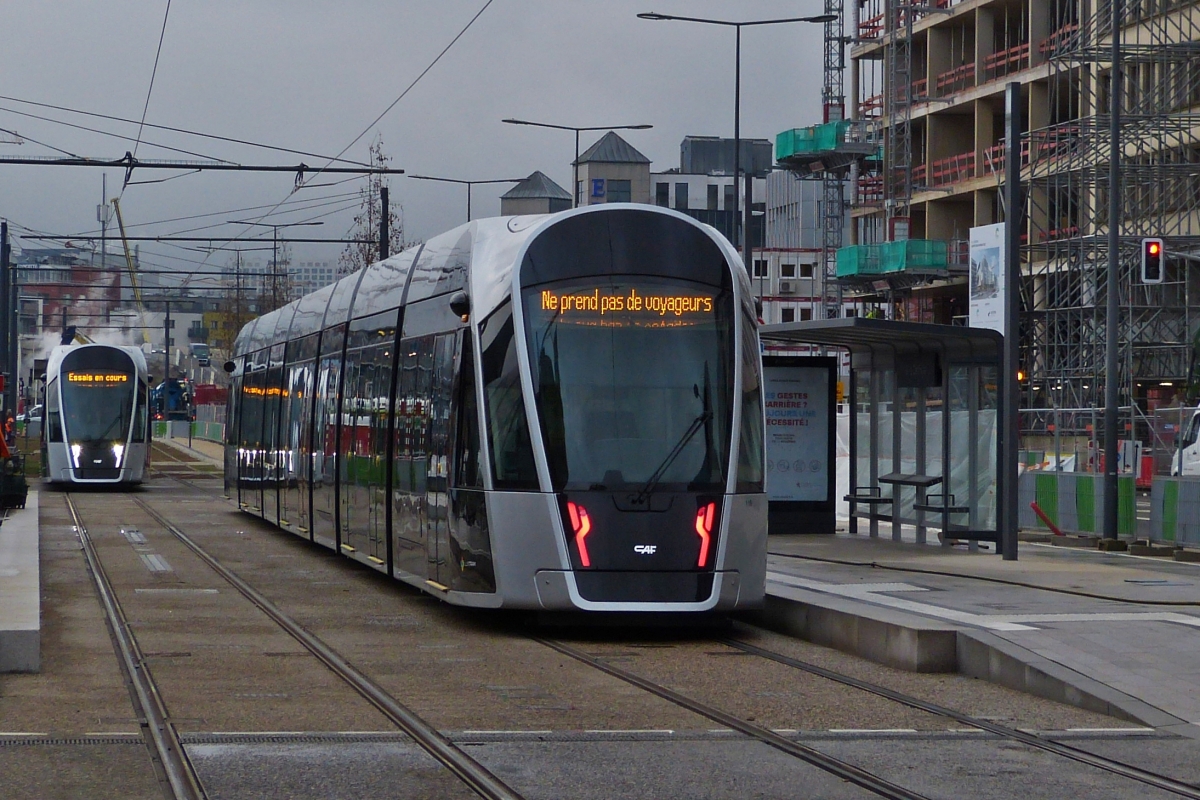 Testphase des n�chsten Abschnitts der Stra�enbahn der Stadt Luxemburg, zwischen dem Hauptbahnhof und der St�ereplaz. Die Tram rechts erreicht die Endhaltestelle am Hauptbahnhof von Luxemburg, die linke hat am Ende des Abschnittes das Gleis gewechselt und macht sich auf den Weg in die Oberstadt, wo diese ab der St�ereplaz im normalen Betrieb bis zur Endhaltestelle Luxexpo auch Fahrg�ste bef�rdert. 02.12.2020 (Hans)