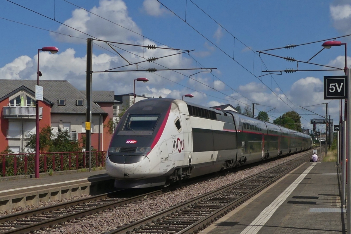 TGV 825 auf ungewohntem Terrain, hier fährt er durch die Haltestelle Lamadelaine kurz vor der Endstation Rodange. Wegen der Strecken Sperrung zwischen Bettemburg und Luxemburg, fährt der TGV von Montpellier kommend über Thionville nach Rodange, von hier fährt er nach Paris. 08.08.2024 
Ab dem 12.08. hält er wieder in Bettemburg ohne nach Rodange weiter zufahren. 