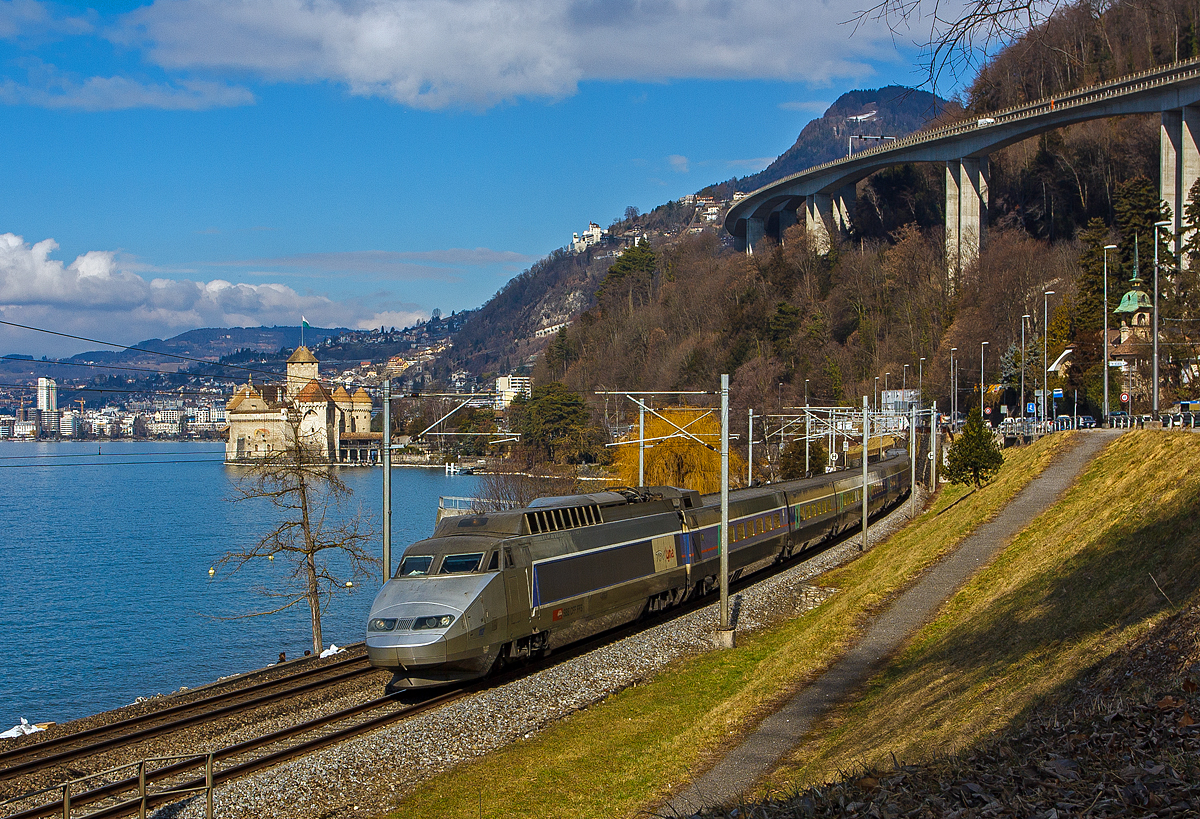
TGV Lyria (Tz 112) der Verbindung Paris–Dijon–Lausanne–Brig bediehnt, er fährt hier am 26.02.2012 bei  Clos du Moulin am Genfersee Richtung Brig entlang, hinten Château de Chillon, dahinter Montreux.
