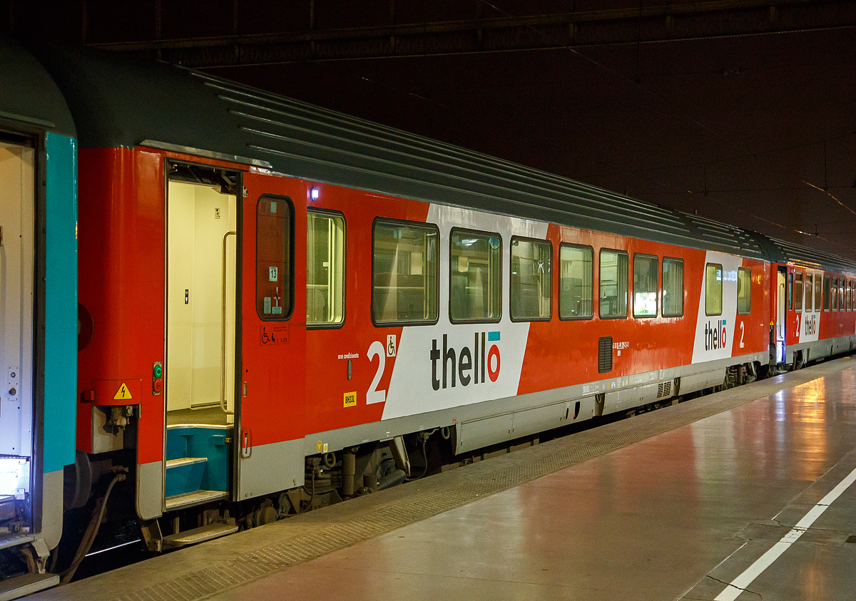 Thello  2. Klasse Reisezugwagen mit Bistrobereich der Gattung BRH 61 83 85-90 209-2 I-TI eingereiht im Zugverband des EC 159 (Mailand – Nizza – Marseille) am 24.03.2015 im Bahnhof Marseille Saint-Charles.

Der Wagen ist ein Eurofima bzw. UIC-Typ Z1-Wagen welcher der italienischen Trenitalia gehört und auf diese registriert ist. Die Wagen sind Trenitalia an die Thello vermietet. Wobei die Thello S.A.S. den Sitz in Paris hat und so ein französisches Eisenbahnverkehrsunternehmen ist, das aber von Trenitalia gehalten wird. Thello war das erste Unternehmen, das die Konkurrenz im Schienenpersonenfernverkehr mit der SNCF aufnahm, nachdem der Markt für internationale Fernverkehrsverbindungen ab 2009 in Frankreich liberalisiert wurde. Thello betreibt Expresszüge zwischen Frankreich und Italien.

Auf WLAN muss man in den Zügen allerdings komplett verzichten. Dafür ist das Mobilfunknetz entlang der Strecke ordentlich ausgebaut, sodass man zum Beispiel über ein Smartphone problemlos im Internet surfen kann.

TECHNISCHE DATEN: 
Spurweite: 1.435 mm
Anzahl der Achsen. 4
Länge über Puffer:  26.400 mm
Drehzapfenabstand: 19.000 mm
Achsabstand im Drehgestell: 2.560 mm
Laufraddurchmesser: 920 mm (neu)
Drehgestellbauart: Fiat Breda 260
Leergewicht:  47 t
Sitzplätze: 	33 (2. Klasse) und Bistrobereich
Höchstgeschwindigkeit:  200 km/h
Bremsbauart:  Freno WU-R 80t	
