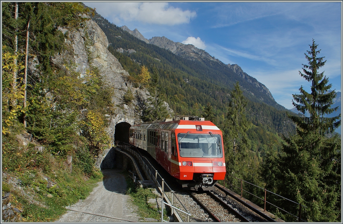 TMR (M-C) BDeh 4/8 21 (SNCF Z800 UIC N° 90 85 838 0821-1 CH-TMRSA) unterwegs nach Martigny zwischen Finhaut und Le Trétien. 
3. Oktober 2014
