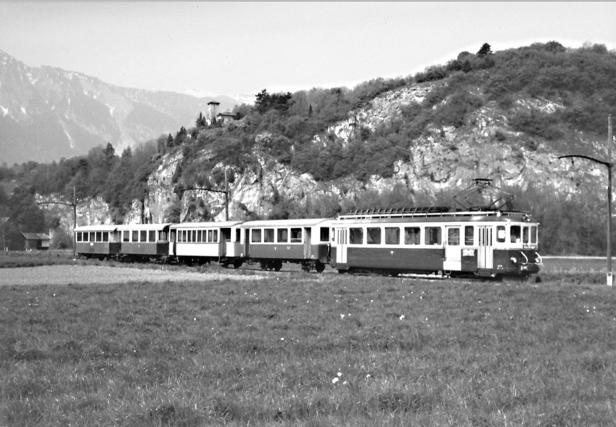 TPC/AOMC: Während einer Revision von B4 gelangten B2 zum Einsatz auf der Strecke Aigle-Monthey. Der seltene Zug mit einem nicht erkennbaren BDeh 4/4 wurde im Jahre 1980 verewigt.
Foto: Walter Ruetsch