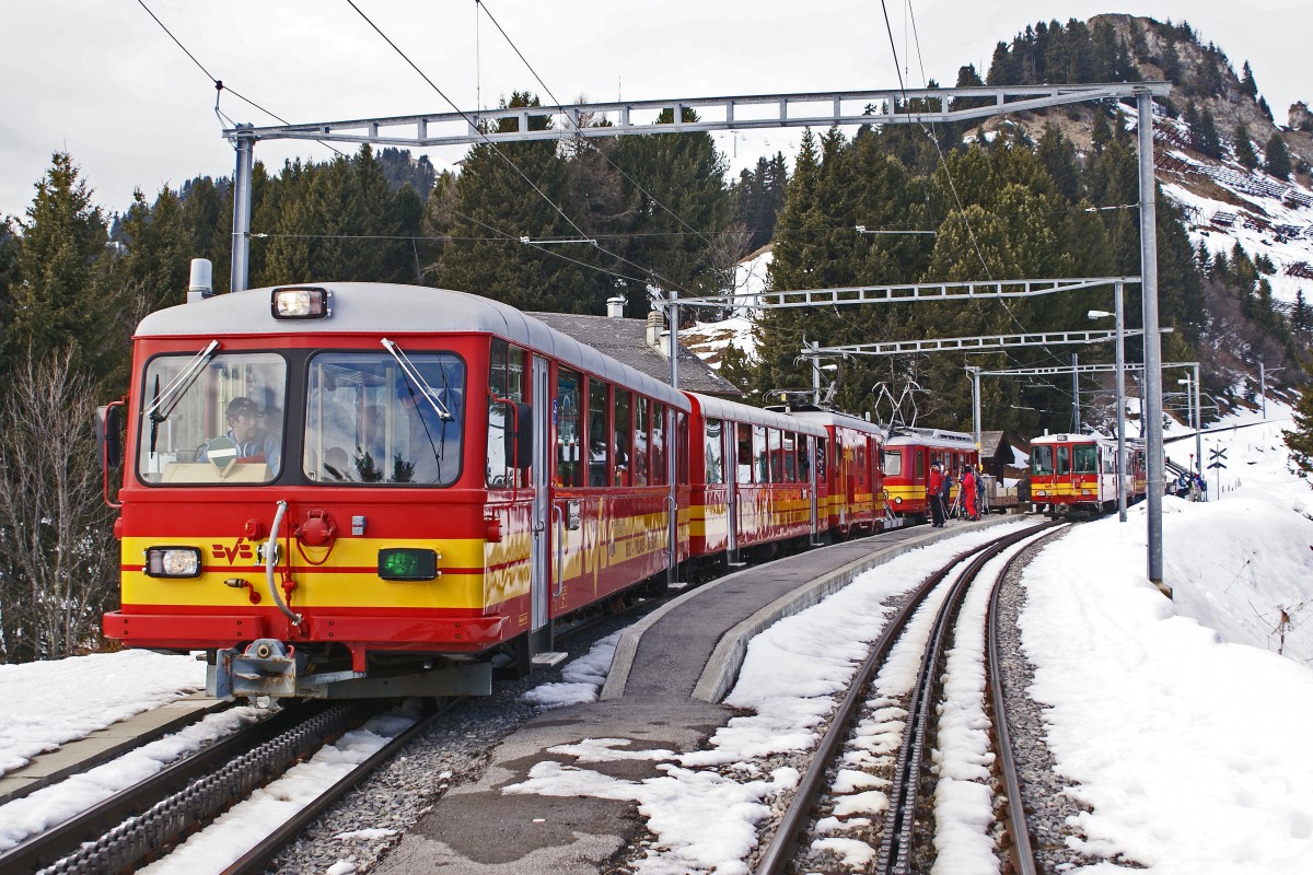 TPC/B.V.B: Zusammentreffen von HGe 4/4-Pendel, BDeh-Pendel und einem BDeh 2/4 anl�sslich einer Zugskreuzung auf der Station Bouquetins am 21. Februar 2007.
Foto: Walter Ruetsch