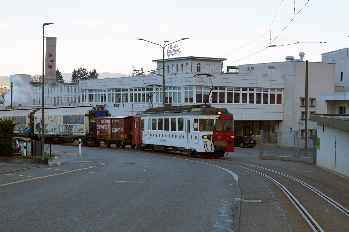 TPF: Rollbockverkehr Bulle - Broc vom 12. November 2015. Rangierfahrt mit BDe 4/4 142 auf den Geleisen der Schokoladenfabrik von Cailler in Broc.
Foto: Walter Ruetsch