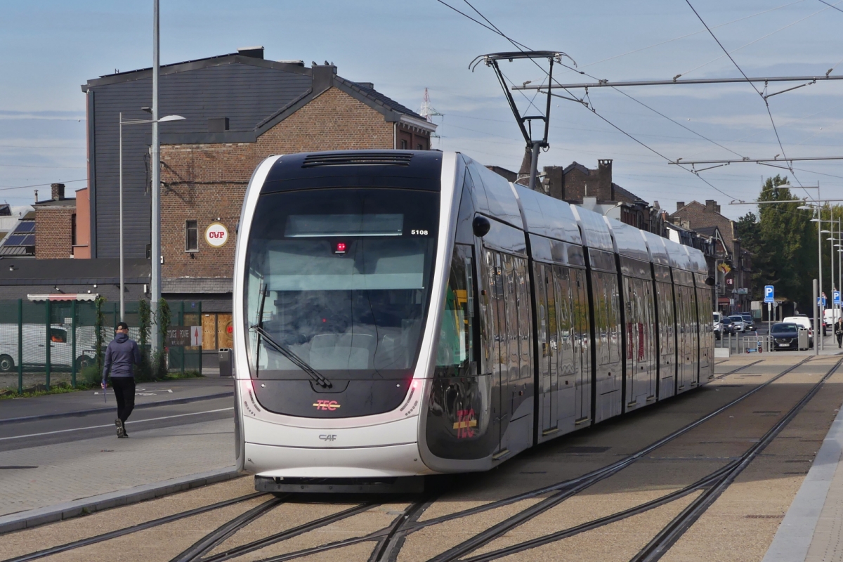 Tram 5108 beim Gleiswechsel an der Endhaltestelle Standard in L�ttich. 02.10.2025