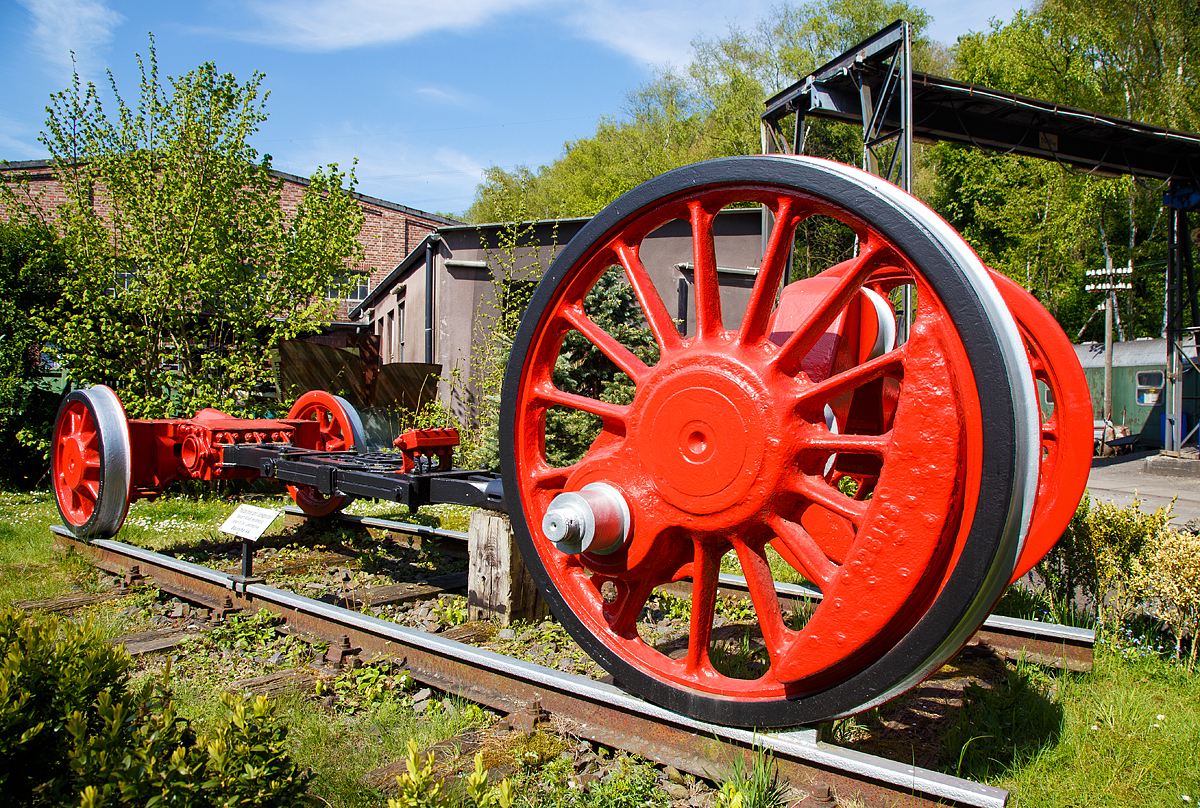 
Treibachse und Lenkgestell Bauart Krauss-Helmholtz einer 3-Zyl.-Lokomotive der Baureihe 44, als Denkmal im Eisenbahnmuseum Bochum-Dahlhausen, hier am 30.04.2017.

Das Krauss-Helmholtz-Lenkgestell ist eine bei Dampflokomotiven und auch einigen Elektrolokomotiven in der Rahmenbauweise verwendete Einrichtung zur Verbesserung der Kurvenlaufeigenschaften, indem es über ein Deichselgestell eine radial einstellbare Laufachse mit einer seitenverschiebbaren Treibachse verbindet. Das Krauss-Helmholtz-Lenkgestell ist eine Kombination zwischen einem Schwenk- und einem Schieberadsatz. Die so über den Deichselhebel verbundenen Achsen haben bei Kurvenfahrt die Funktion eines Drehgestelles, so dass sich bei dem voranlaufenden Krauss-Helmholtz-Lenkgestell beide Räder an die Außenschiene, das hinterherfahrende Drehgestell aber an der Innenschiene liegen. Die Rückstellung der Achsen in die Nulllage übernehmen Rückstellfedern. Um beim Einfahren in eine Kurve das Scharflaufen des Spurkranzes der Treibachse (hervorgerufen durch die Deichsel) zu vermieden, muss die Lagerung der Deichsel im Drehpunkt auch federnd ausgeführt werden.

Durch das Krauss-Helmholtz-Lenkgestell werden die seitlichen Kräfte bei der Kurvenfahrt zu etwa gleichen Teilen von den Spurkränzen beider Achsen aufgenommen, womit sich die Laufeigenschaften denen eines Drehgestells annähern und der Verschleiß von Spurkränzen und Schienen reduziert wird. Das Lenkgestell ist benannt nach der Lokomotivfabrik Krauss und deren Chefkonstrukteur Richard von Helmholtz, dem Erfinder der Einrichtung.

Im Gegensatz zum Krauss-Helmholtz-Lenkgestell ist ein Bisselgestell unabhängig im Rahmen des Fahrzeugs gelagert, und übernimmt keine seitliche Führung der Lokomotive. Die Verteilung der Kräfte ist dabei nicht genau definiert und außerdem vom Kurvenradius abhängig.
