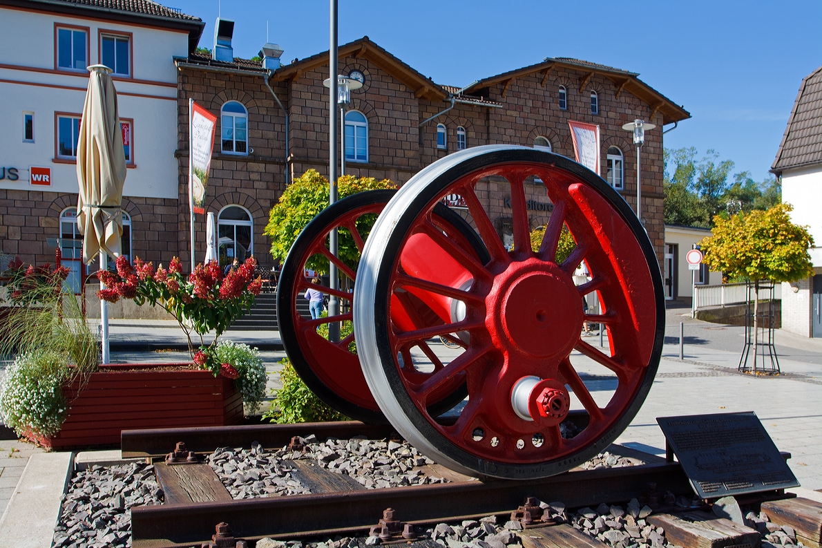 Treibradsatz (Kropfachse) einer schweren G�terzug-Dampflokomotive der Baureihe 44 am 29.09.2013 vor dem Empfangsgeb�ude vom Bahnhof (Lennestadt-) Altenhundem. 

Mit der Elektrifizierung der Ruhr-Sieg-Strecke (1965) endete in Altenhundem eine traditionsreiche Eisenbahnzeit. In der Zeit zwischen 1939 und 1966 waren in Altenhundem allein 40 dieser  Jumbo´s ,  der schweren Dreizylinder-Dampflokomotiven der Baureihe 44 stationiert und wurden im hiesigen BW gepflegt und in Stand gesetzt. 

Die Strecke zwischen Siegen und Hagen (KBS 440) ist eine steigungsreiche Mittelgebirgsstrecke.
