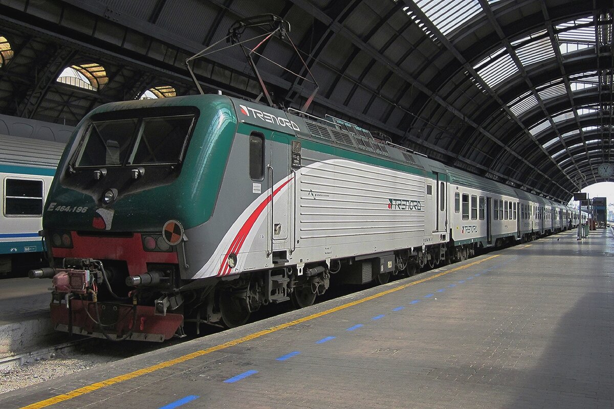 TreNord E464 196 steht am 1 Juli 2013 in MIlano Centrale mit ein Reggionale Espresso nach Bergamo und Lecce.