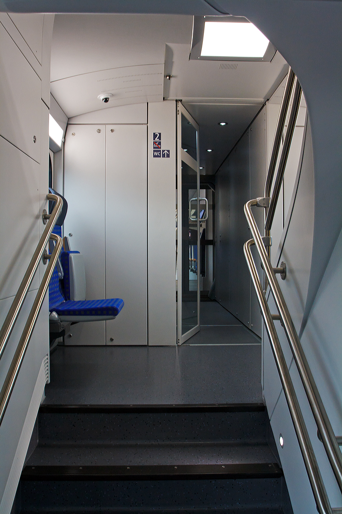 
Treppenaufgang im Mittelwagen (94 82 0023 062-1  L-CFL) von dem CFL 2306,  ein dreiteiliger Elektrischer Doppelstocktriebzug Stadler KISS, dieser stand am 14.09.2014 im Bahnhof Wasserbillig.