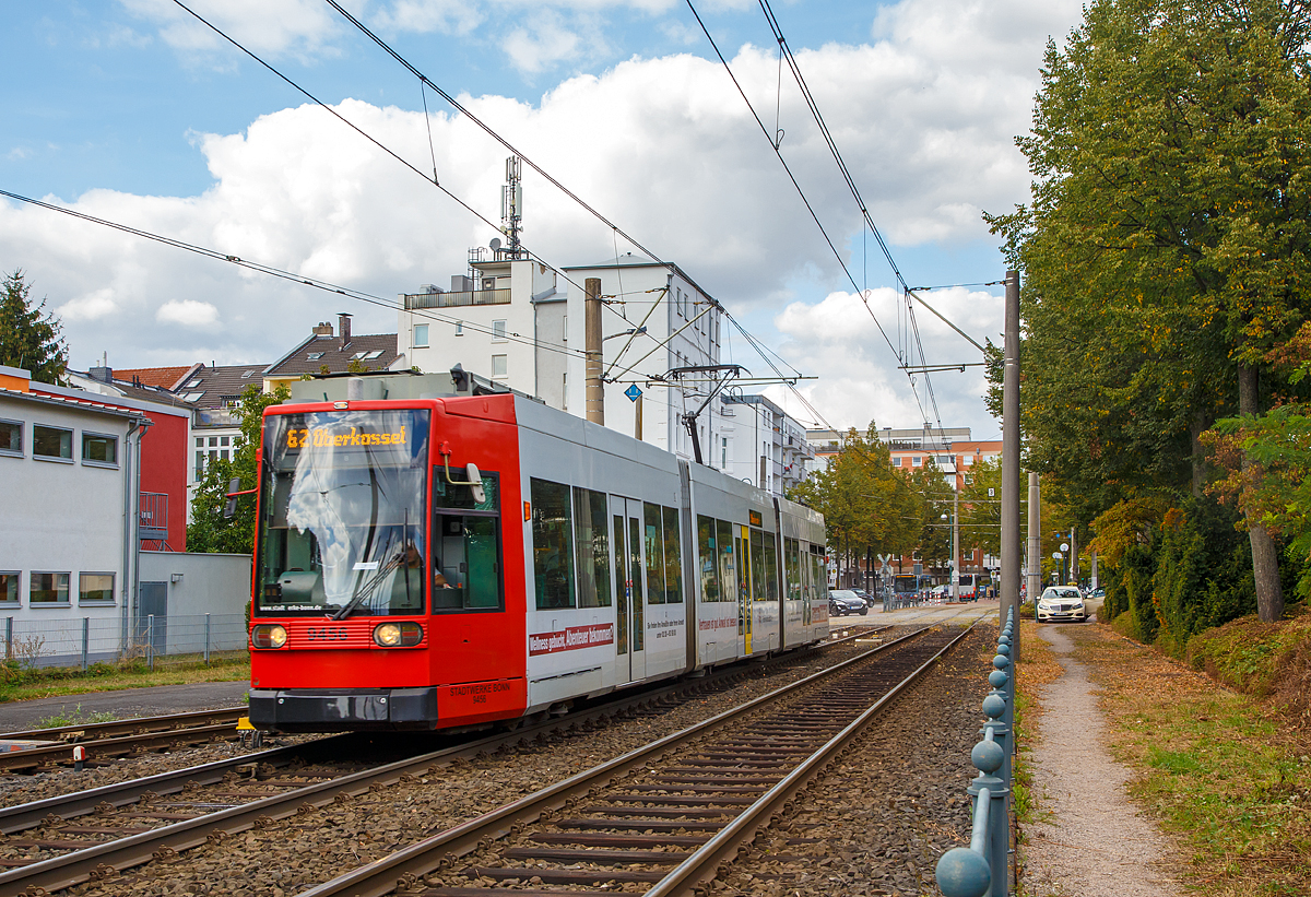
Triebwagen 9456 der SWB (Stadtwerke Bonn Verkehrs GmbH) fährt am 15.08.2018 von Bonn-Beuel Bahnhof, als Linie 62 witer in Richtung Bonn-Oberkassel. 

Der Zweirichtungstriebwagen ist ein 1994 gebauter DUEWAG-Niederflur-Gelenktriebwagen vom Typ MGT6D der Bauart NGT6 (6xGlNfTwZR), von der SWB als Typ R1.1 bezeichnet.