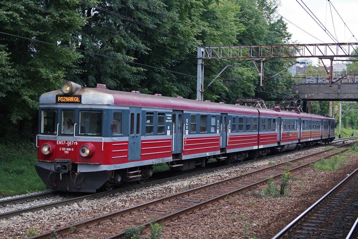 TRIEBZUEGE IN POLEN
EN 57-087rb 2120 908-0 1151 bei WARSZAWA OCHOTA aufgenommen am 15. August 2014.
Foto: Walter Ruetsch