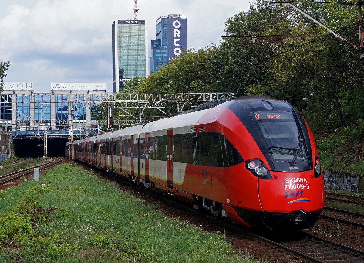 TRIEBZUEGE IN POLEN
Modernste S-Bahnz�ge der Szybka Koley Miejska Sp.z.o.o.w. Warszawie (SKMWA).
Triebzug 2 150 016-5 bei WARSZAW OCHOTA am 14. August 2014.
Foto: Walter Ruetsch