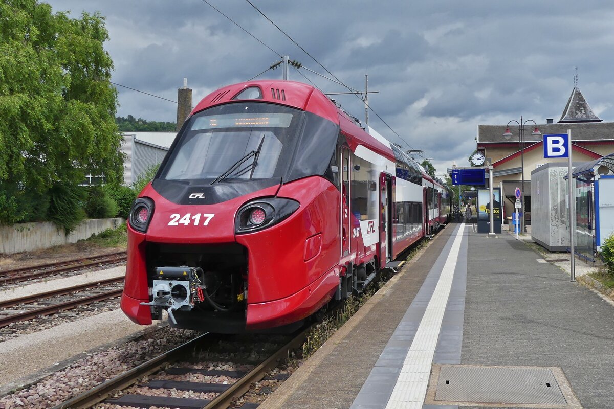 Triebzug 2417 ist soeben an seiner Endhaltestelle in Diekirch angekommen. Er bedient die Linie Diekirch - Luxemburg als RB. 23.06.2025 
