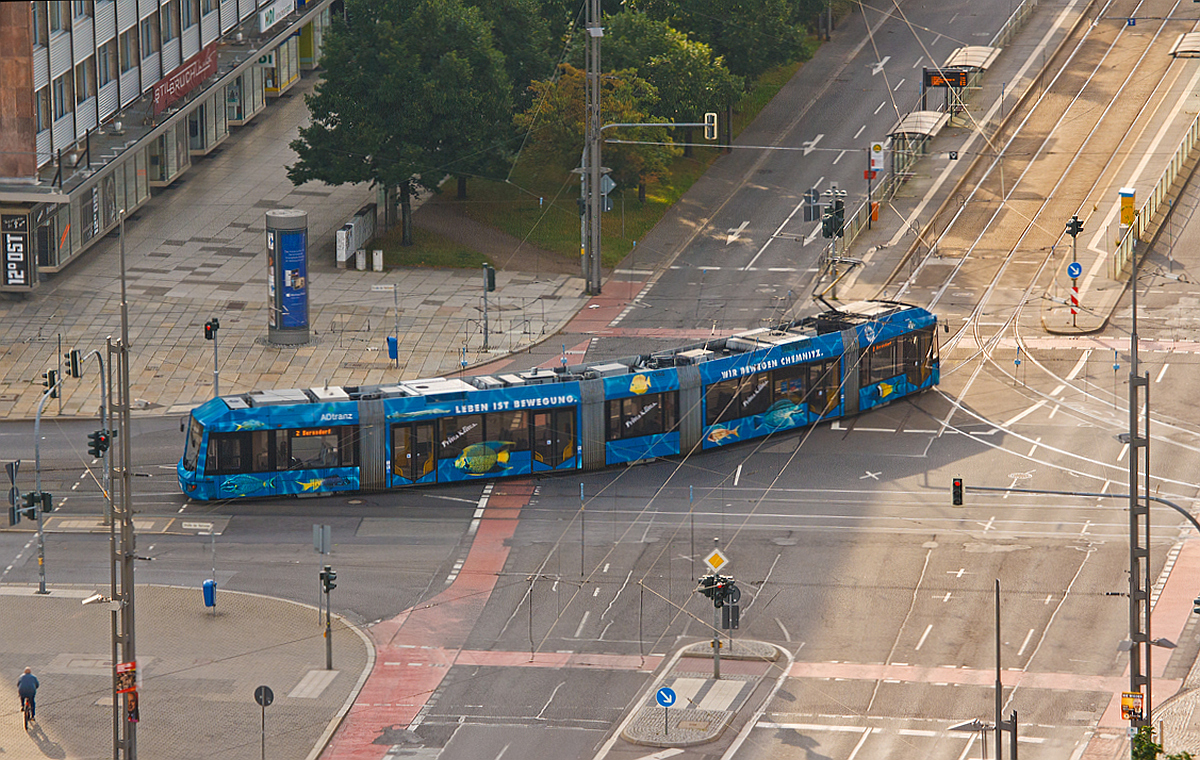 
Triebzug 902 der CVAG (Chemnitzer Verkehrs-AG)  als Linie 2, ein Adtranz Variobahn 6NGT-LDZ Zweirichtungs-Niederflurtreibwagen, am 25.08.2013 in Chemnitz, aufgenommen aus unserem Hotelfenster. Der Triebzug kommt vom Hauptbahnhof und erreicht gleich die Haltestelle Br�ckenstra�e.

Die Fahrzeug ist in Multigelenk-Ausf�hrung mit schwebenden Mittelteilen.