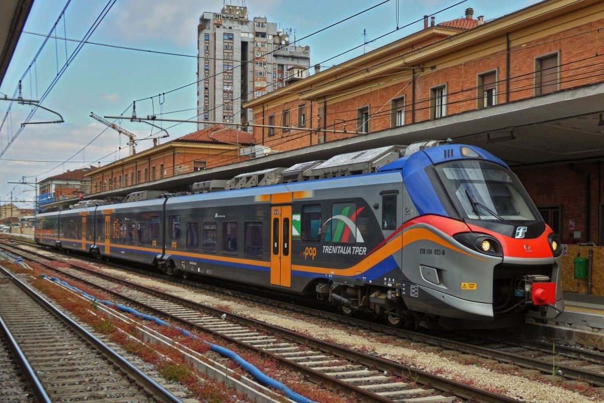 Triebzug ETR 104 022-B wird am Bahnsteig  in Ferrara bereitgestellt. 08.05.2025