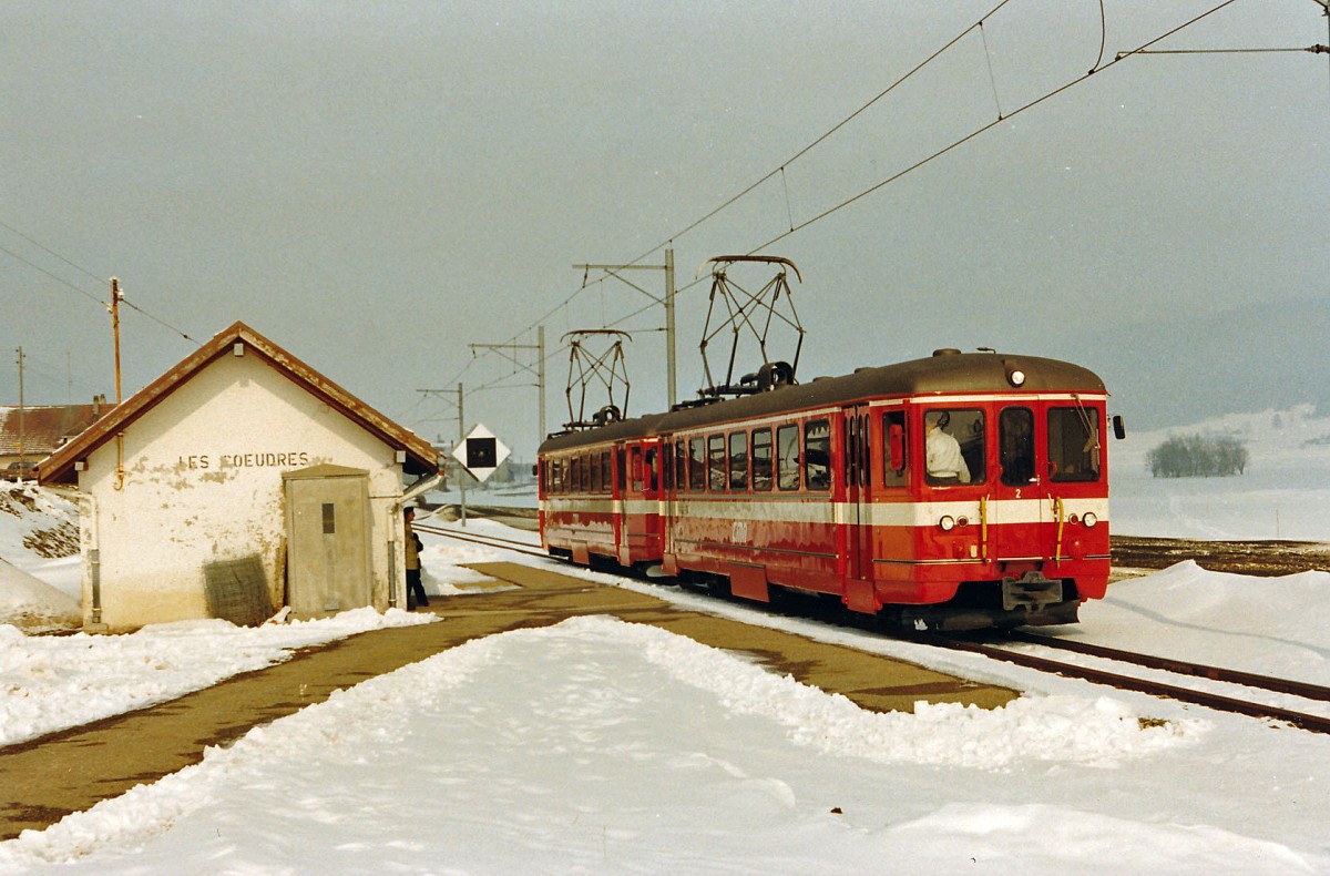 TRN/CMN: Doppeltraktion BDe 4/4 unterwegs bei der abgelegenen Haltestelle Les Coeudres im Dezember 1986.
Foto: Walter Ruetsch