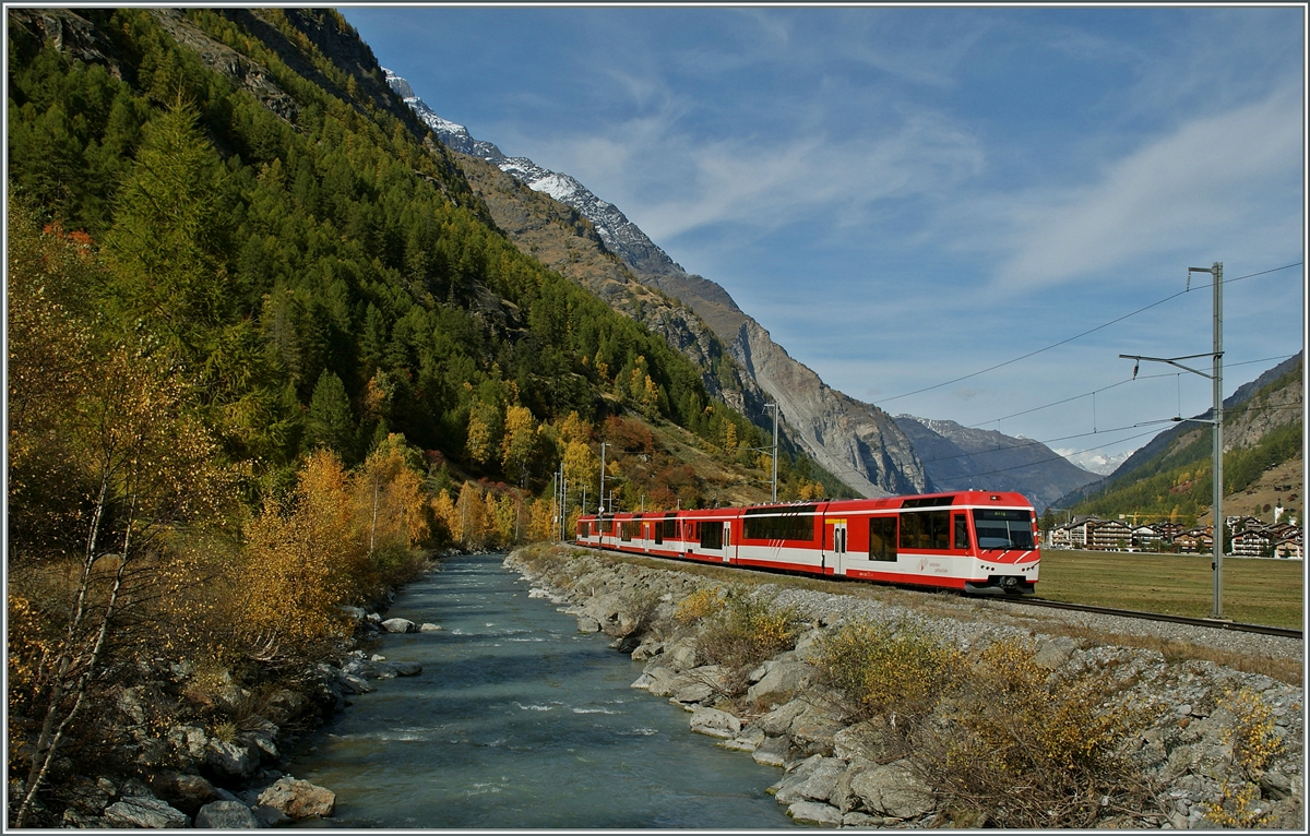 Trotz Nebensaison fahren meist zwei  Kommenten  als Regionalzug Brig - Zermatt, so wie hier der MGB Zug 250 von Zermatt nach Birg kurz vor T�sch.
21. Okt. 2013