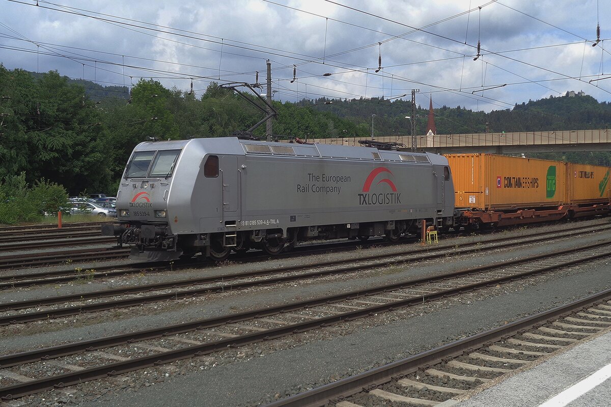 TX Log 185 539 steht am 18  Mai 2018 mit ein Containerzug in Kufstein.