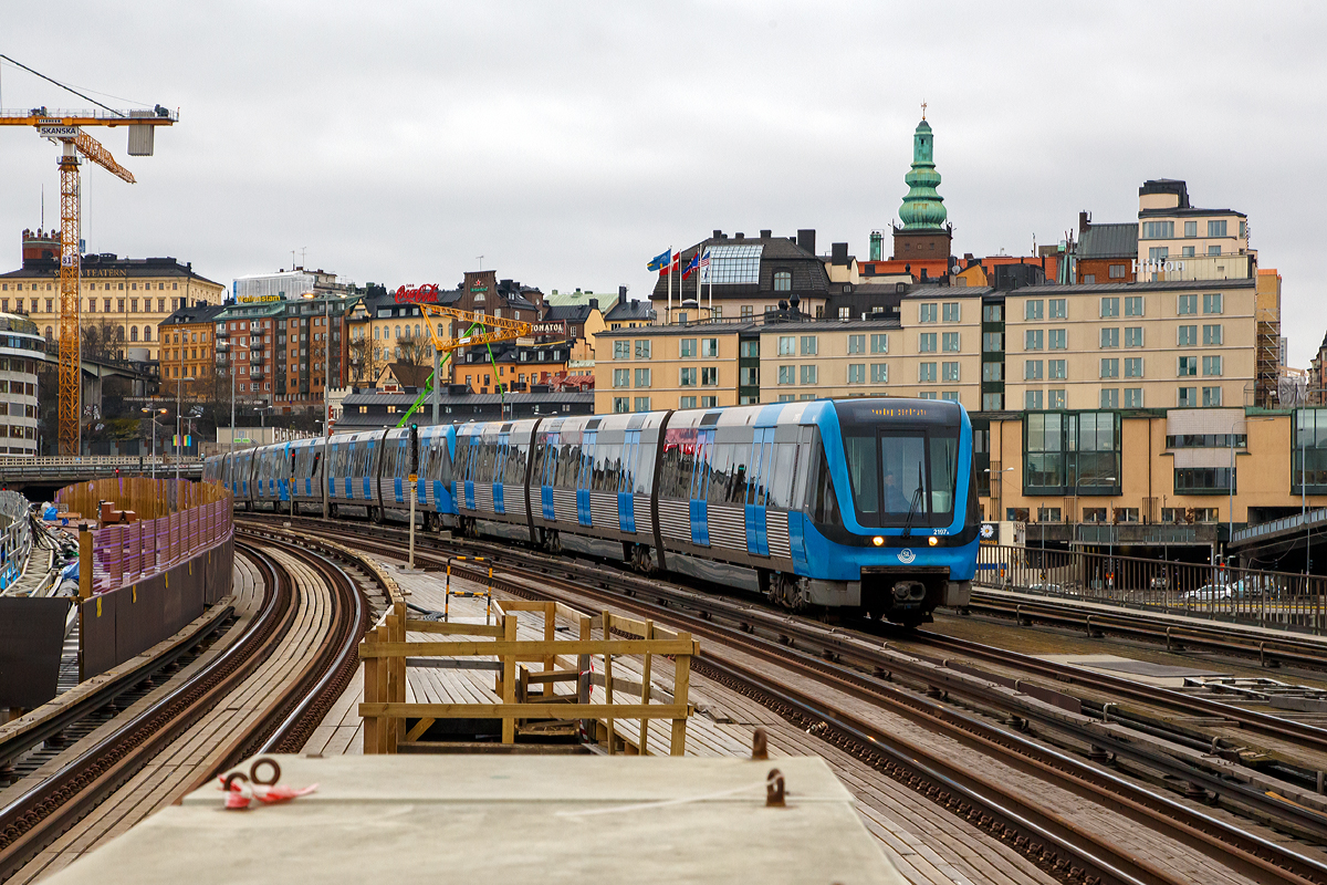 U-Bahn Stockholm, schwedisch Stockholms tunnelbana:
Ein U-Bahn-Zug der bestehend aus drei Triebwagen der SL Baureihe C20 erreicht am 21.03.2019 die Station Gamla Stan.

Die SL Baureihe C 20 sind achtachsige, dreiteilige und 100% niederflurige Einrichtungs-Gelenktriebwagen (8xGelER NfV) mit der Achsfolge Bo'Bo'Bo'Bo', von denen 270 St�ck (Nr. 2001–2270) zwischen 1997 und 2004 von Kalmar Verkstad AB (damals zu Adtranz, heute Bombardier) f�r die SL (AB Storstockholms Lokaltrafik) gebaut wurden. 

Im Gegensatz zu den bisher in der Stockholmer U-Bahn (C1 - C15) gelieferten Fahrzeugtypen ist der C20 eine v�llig neue Konstruktion. Ein Triebwagen besteht aus drei Wagenteilen und ist mit 46,5 Metern deutlich l�nger als die bisherigen Wagen. Der Wagen hat nur vier Drehgestelle, um Kosten und Gewicht zu sparen, der mittlere Wagenteil hat zwei Drehgestelle, wobei die Endwagen jeweils ein Drehgestell besitzen und �ber eine sogenannte Sattelzugverbindung mit dem mittleren Teil verbunden sind. Die Wagenk�sten sind aus Edelstahl und im Innenraum aus Verbundmaterial. 

Ein U-Bahn-Zug wird meist aus drei Triebwagen gebildet und iswt so 139,5 m lang und hat so 378 Sitzpl�tze.

TECHNISCHE DATEN der Baureihe C20:
Anzahl:  270 
Wagennummer:  2001–2270
Baujahre: 1997-2004
Hersteller:  Adtranz (Kalmar Verkstad AB)
Spurweite:  1.435 mm (Normalspur)
Achsfolge: Bo' Bo'Bo' Bo'
L�nge: 46.500 mm
Raddurchmesser:  780 mm (neu)
Breite: 2.900 mm
H�he: 3.800 mm
Eigengewicht:  67 t	
Motorentyp: ASEA MJA 220-1
Leistung: 1.000 kW 	
Betriebsspannung: 650 V / 750 V DC	 
H�chstgeschwindigkeit: 90 km/h (80 km/h planm�ssig)
Sitzpl�tze: 126
Stehpl�tze: 288
