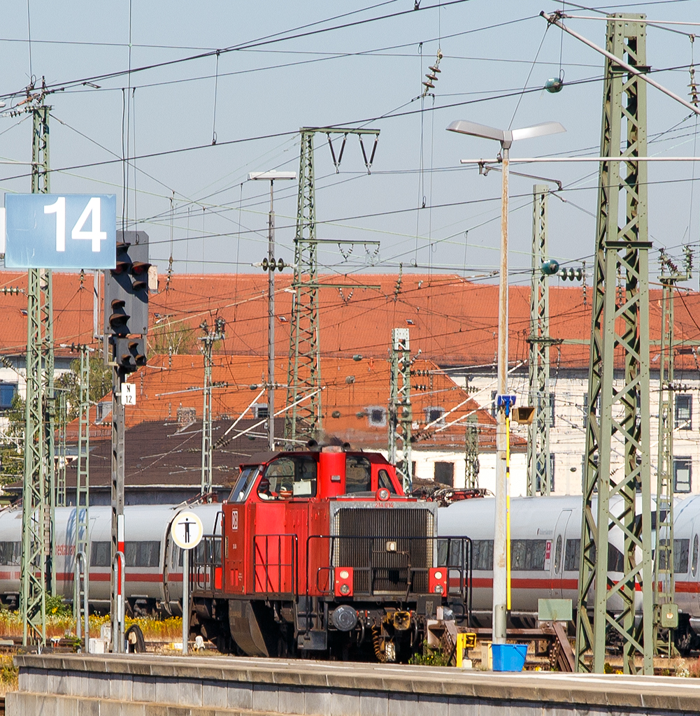 
Über die Bahnsteige hinweg im Hbf Nürnberg konnte ich am 01.07.2015 die an die DB Regio AG vermietete 214 014-3 (92 80 1214 014-3 D-ALS) der Alstom Lokomotiven Service, ex DB 212 163-0, ex DB V 100 2163, erwischen.    

Die ursprüngliche DB V 100.20 wurde 1964 von Henschel unter der Fabriknummer 30849 gebaut und als V 100 2163 an die Deutsche Bundesbahn geliefert. Mit der Einführung des EDV-Nummernschema erfolgte zum 01.01.1968 die Umzeichnung in DB 212 163-0, so fuhr sie bis zur Ausmusterung bei der DB zum 18.12.2001. Im Jahr 2002 ging sie an ALS - ALSTOM Lokomotiven Service GmbH in Stendal, wo sie 2008 gemäß Umbaukonzept  BR 214  umgebaut und als 214 014-3 bezeichnet wurde. Seit 2008 ist sie auch an die DB Regio AG - Regio Mittelfranken vermietet.

Technische Daten siehe:
http://hellertal.startbilder.de/bild/deutschland~strecken~kbs-440-ruhr-sieg-strecke/444082/die-bbl-18---214-027-5.html